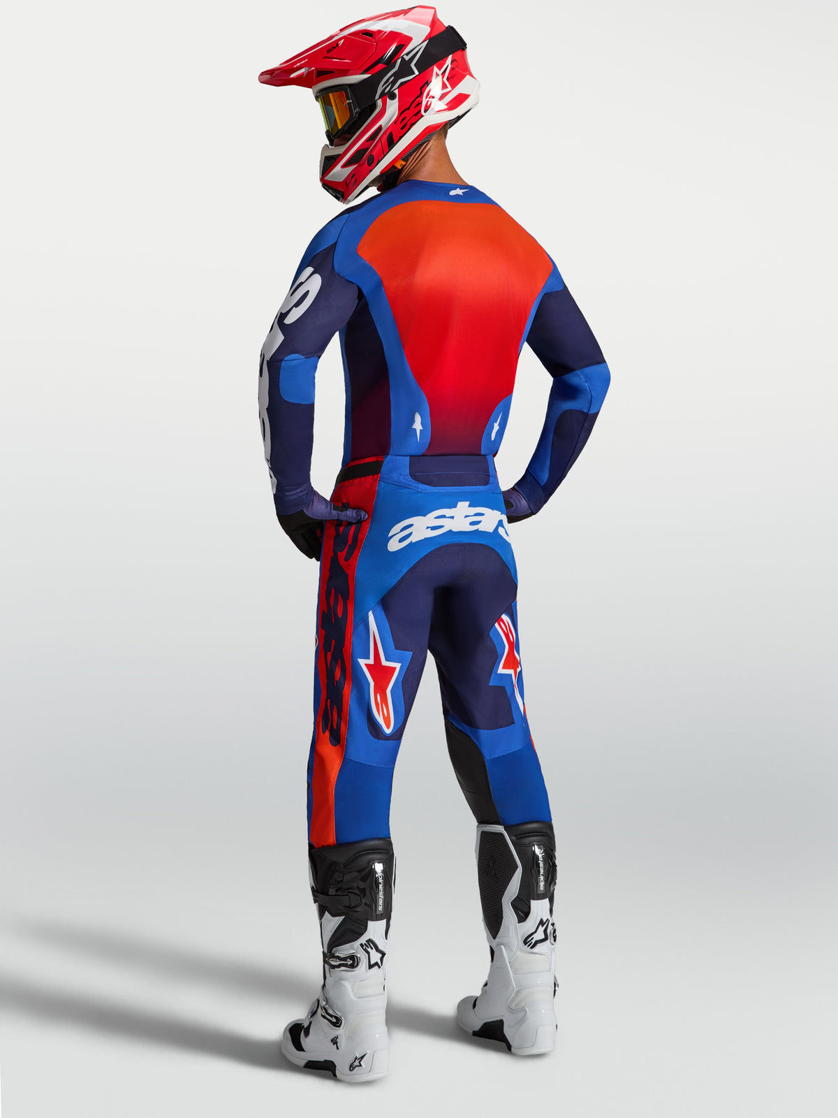 Alpinestars Calças Racer Hunt, calças de motocross para homem, azuis e vermelhas, vista traseira com ajuste ergonómico.