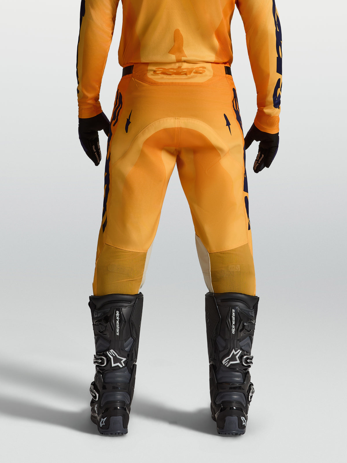 Alpinestars Calças Racer Amber, calças de motocross para homem, laranja e azul escuro, vista traseira com reforço no assento e painéis elásticos