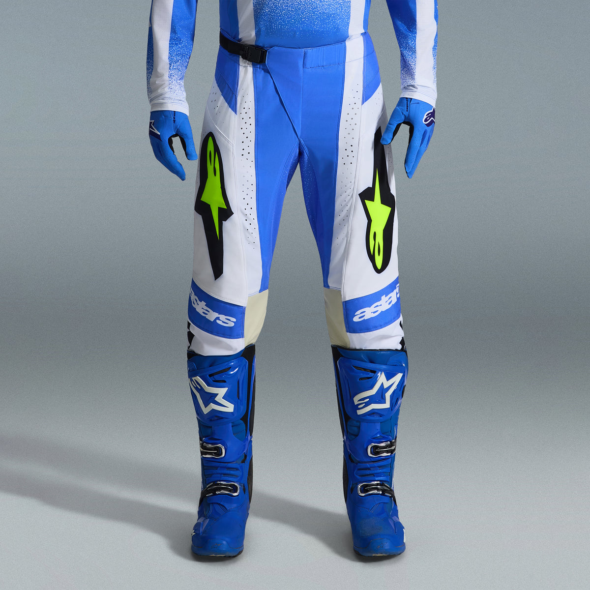 Alpinestars 2026 Techstar Knif Gear Set, calças de motocross azuis e brancas com logótipos amarelo fluorescente, botas e luvas azuis a condizer, equipamento de corrida profissional para competição todo-o-terreno