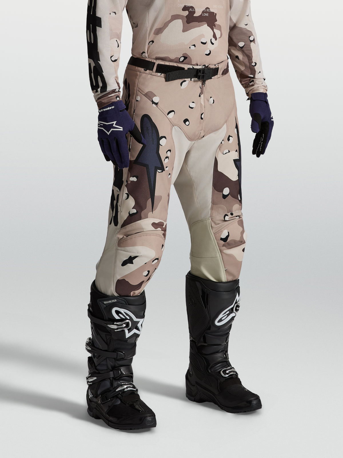 Alpinestars calças Racer Lone, calças de motocross para homem, camuflagem deserto bege e castanha, polifibra 600D e pele.