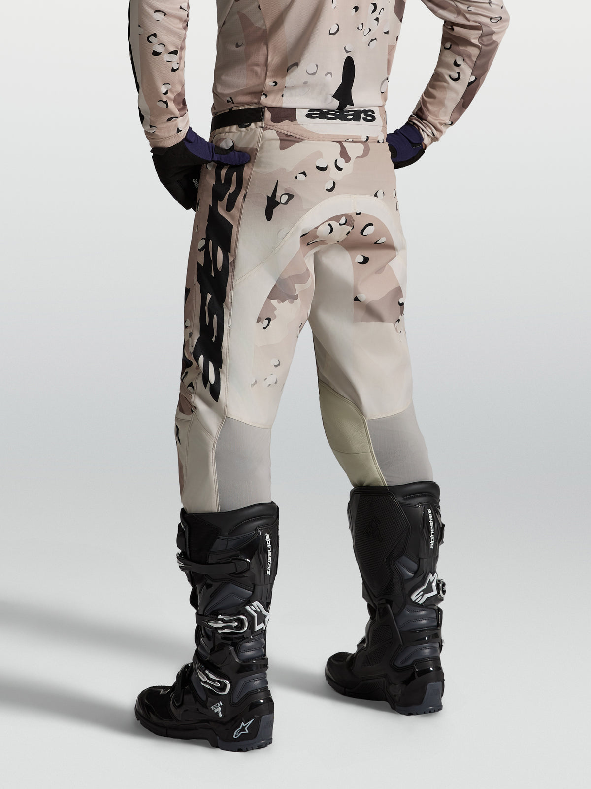 Alpinestars Racer Lone, calças de motocross para homem, camuflagem deserto, vista traseira, polifibra e painéis elásticos