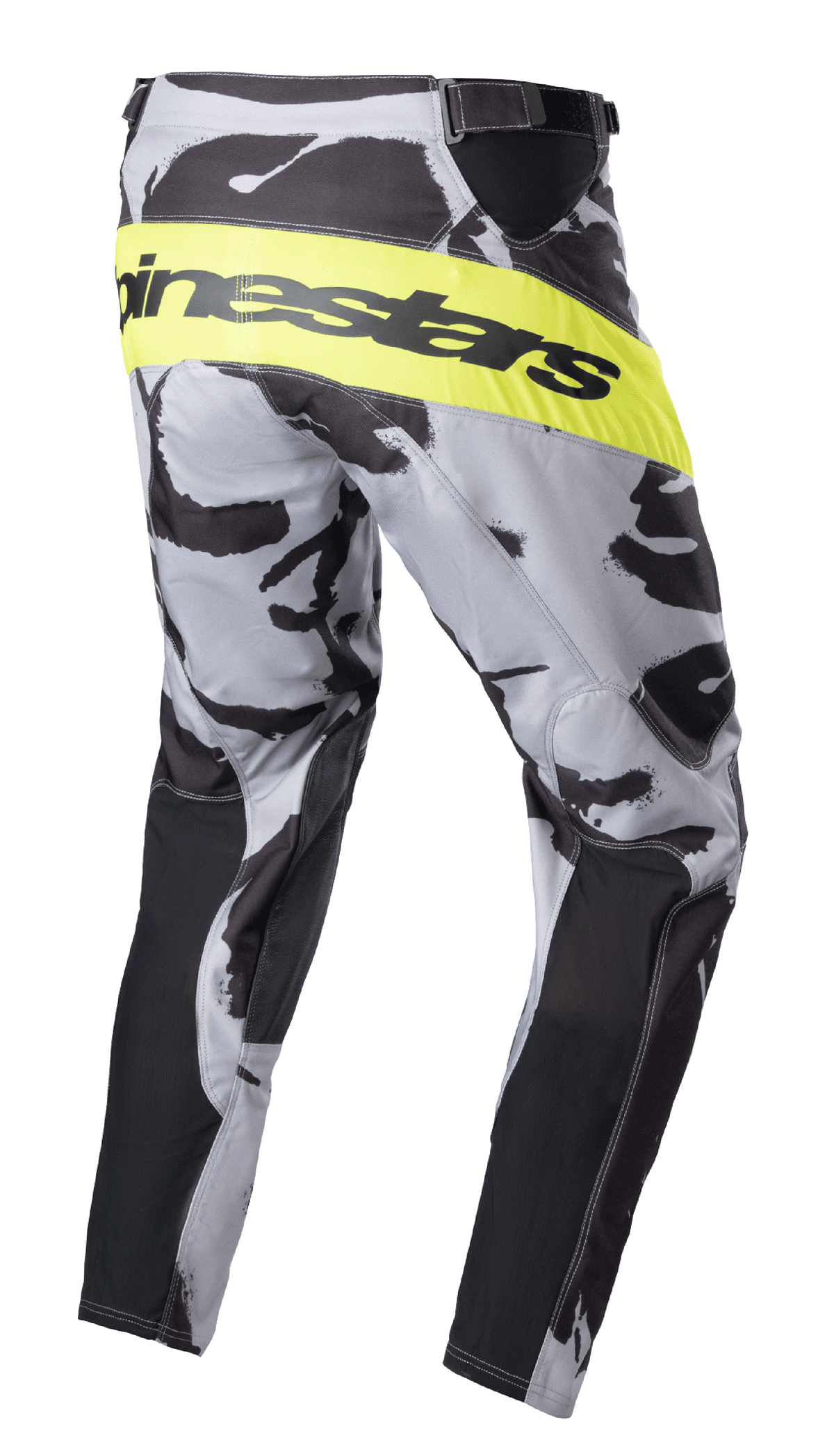 Alpinestars 2023 Racer Tactical Pants, calças de motocross, camuflado cinzento e amarelo fluorescente, vista lateral traseira com faixa amarela fluorescente e marca Alpinestars a preto, padrão camuflado com painéis pretos no interior das pernas, equipamento de performance para todo-o-terreno