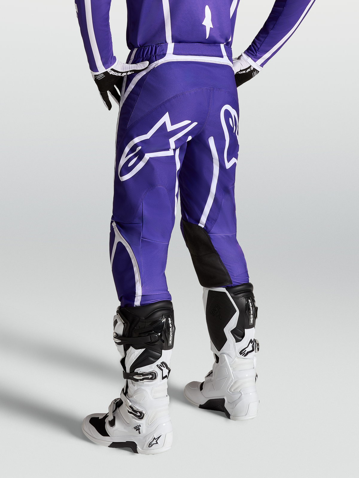 Alpinestars Calças Fluid Apex V2, calças de motocross para homem, azul escuro e branco, padrão ergonómico 3D e logótipo de estrela traseiro, ideais para off-road.
