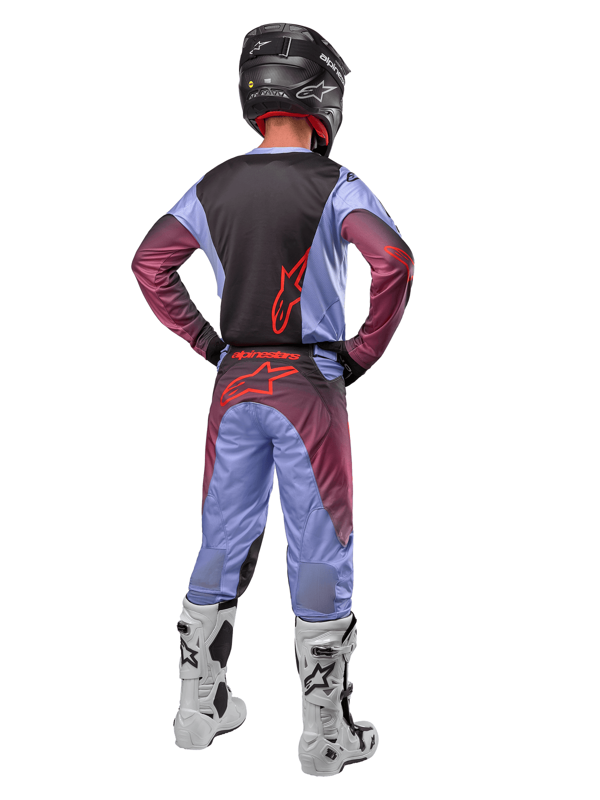 Alpinestars 2024 Racer Hoen Jersey and Pants, Lavan Purple Black, vista traseira completa de um piloto de motocross a usar o equipamento condizente com botas brancas e pretas e um capacete preto.