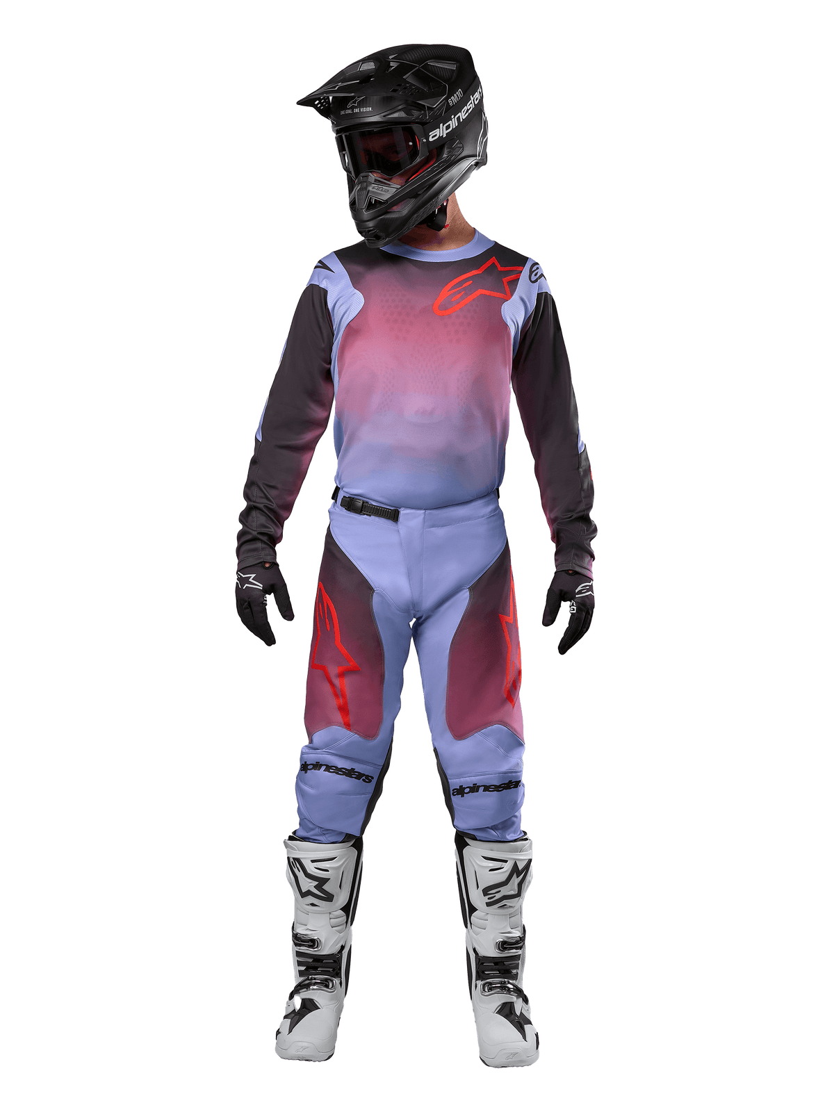 Piloto de motocross com equipamento de corrida completo, Camisola e Calças Alpinestars 2024 Racer Hoen, em Roxo Lavan e Preto com detalhes vermelhos, capacete preto, botas brancas e pretas, luvas pretas, conjunto coordenado para corridas todo-o-terreno