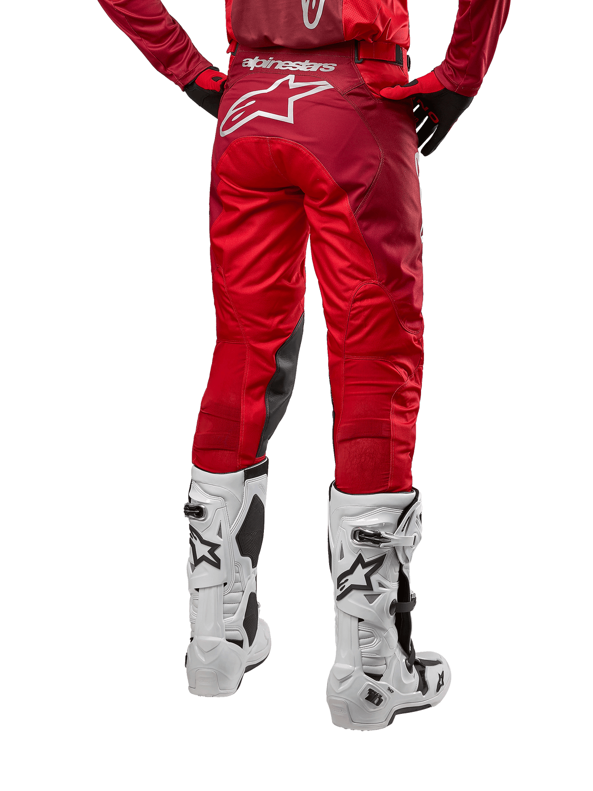 Alpinestars 2024 Racer Hoen Pants, calças de motocross, Vermelho Mars Burgundy, vista traseira com um grande logótipo Astar branco na parte posterior, painéis internos pretos nos joelhos, usadas com botas de motocross brancas, equipamento de alto desempenho para todo-o-terreno