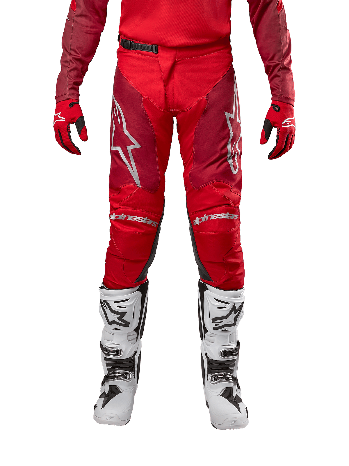 Alpinestars 2024 Racer Hoen Pants, calças de motocross, Mars Red Burgundy, vista frontal com logótipos Alpinestars prateados e marca nos joelhos, combinadas com camisola vermelha a condizer, luvas vermelhas e pretas, e botas de todo-o-terreno brancas