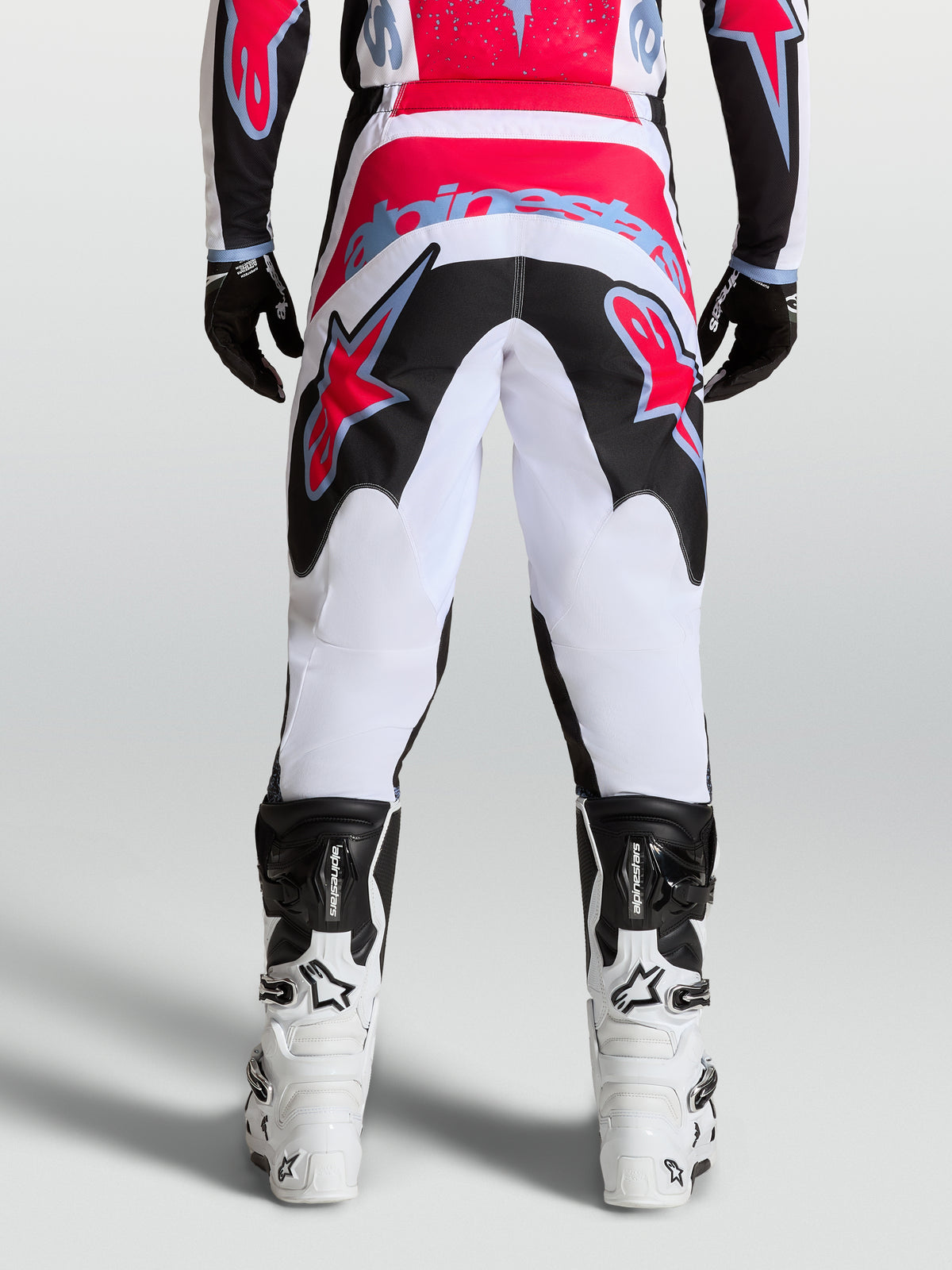 Alpinestars Calças Fluid Drag, calças de motocross para homem, brancas e pretas com pormenores vermelhos, vista traseira