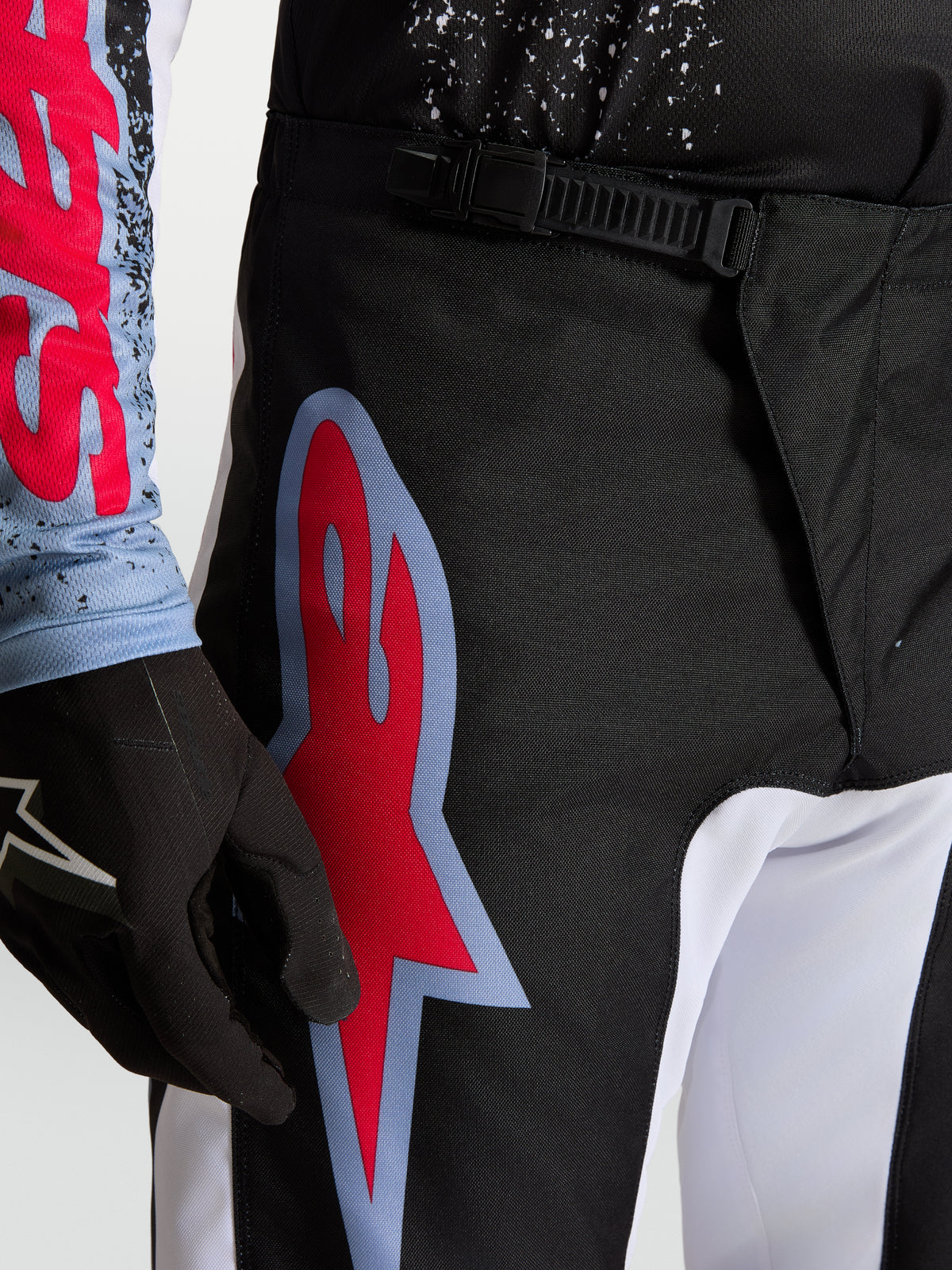 Alpinestars Fluid Drag, calças de motocross para homem, pretas e vermelhas, fecho de catraca na cintura e logótipo gráfico grande, equipamento de todo-o-terreno
