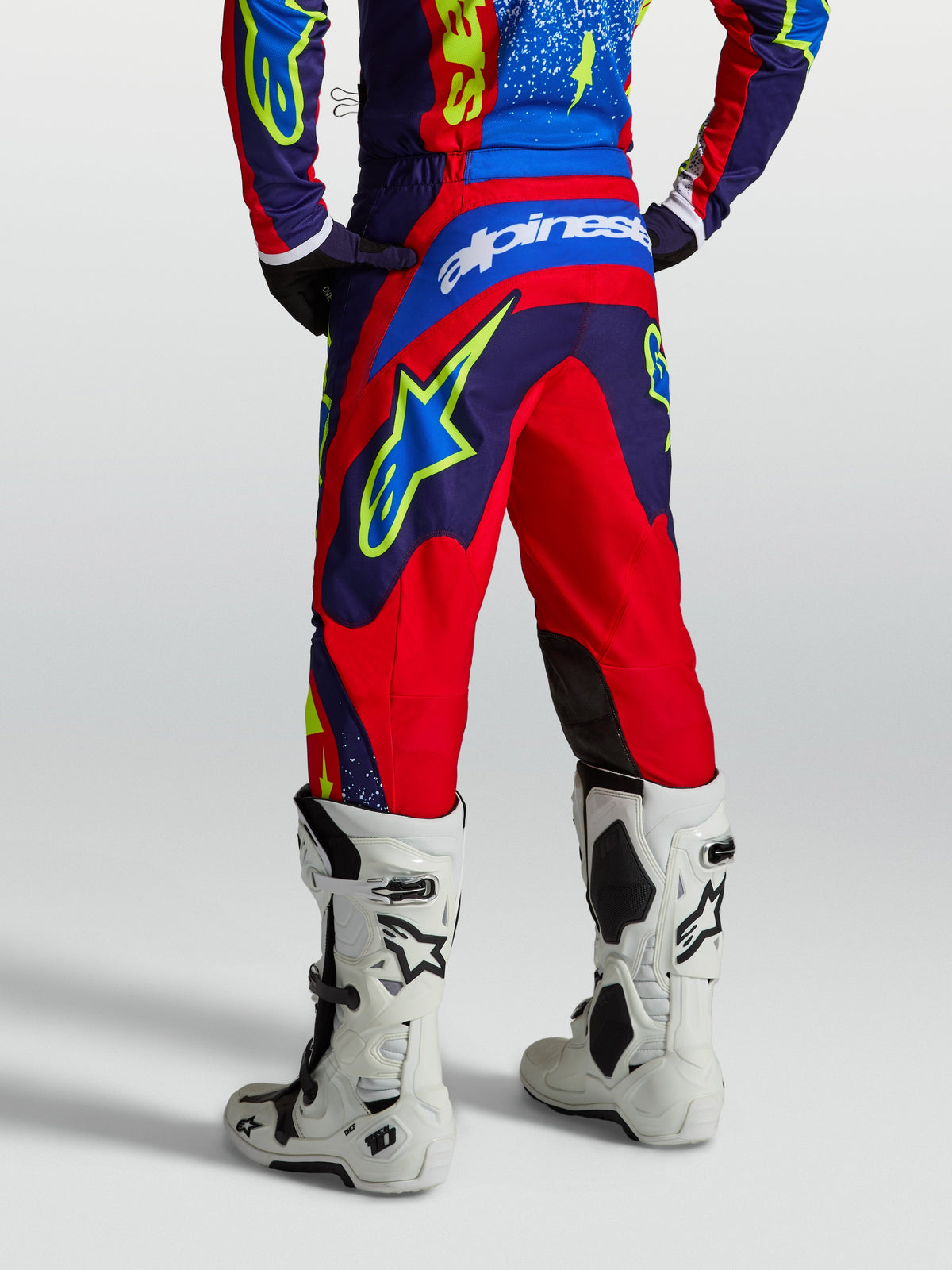 Alpinestars Fluid Drag, calças de motocross para homem, azul-marinho e vermelhas, assento reforçado e logótipo branco.