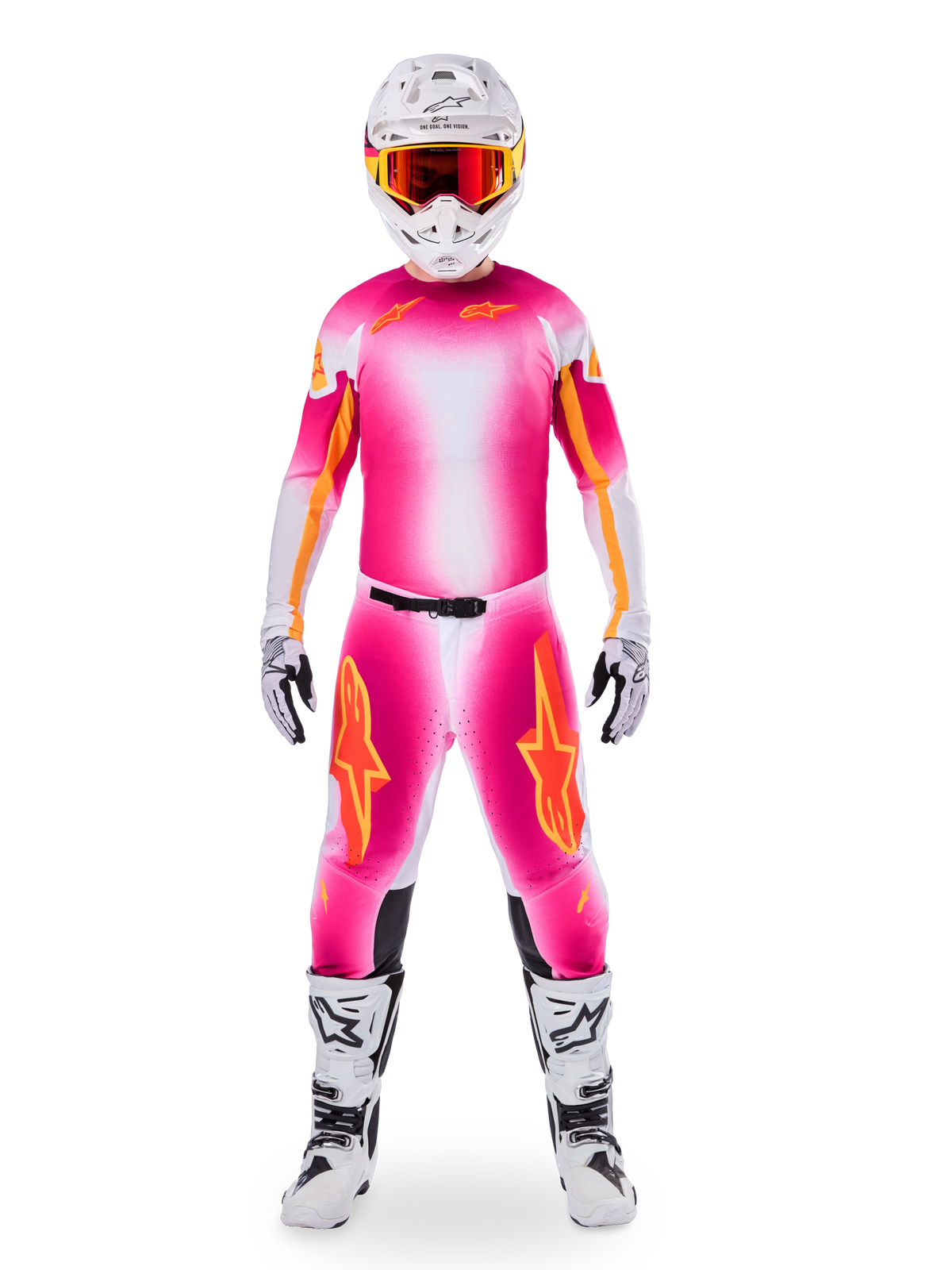 Piloto de motocross com o conjunto de equipamento Alpinestars Supertech AFD MIG Edição Limitada, camisola e calças com gradiente rosa fluo e branco, logótipos cor de laranja, capacete branco com óculos vermelhos, botas e luvas brancas e pretas, fato de corrida profissional coordenado.