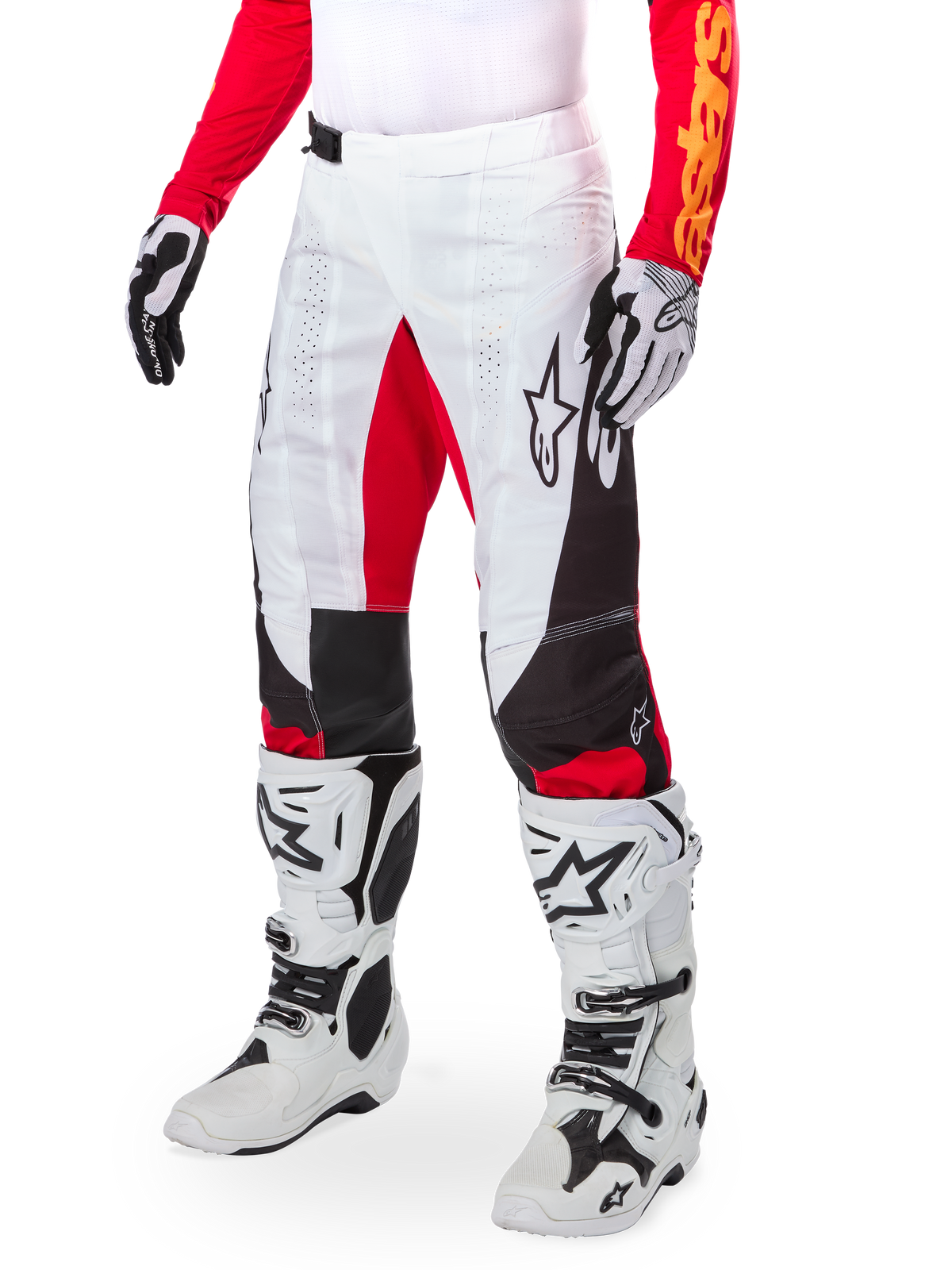 Alpinestars Limited Edition Techstar Deep Pants, calças de motocross, brancas, pretas e vermelho vibrante, usadas com botas e luvas brancas e pretas, com painéis frontais brancos, pormenores vermelhos e detalhes laterais pretos, concebidas para corridas todo-o-terreno de alto desempenho