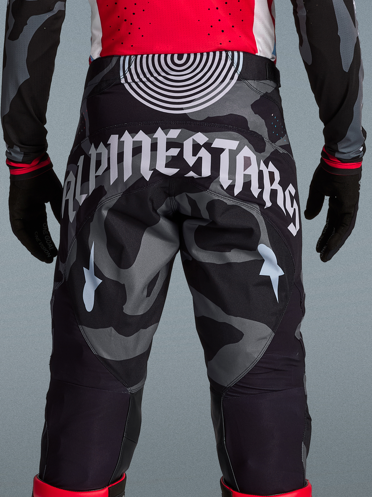 Calças Alpinestars Techstar Beast Coast, padrão de camuflagem em tons de cinzento com grande logótipo branco nas costas.