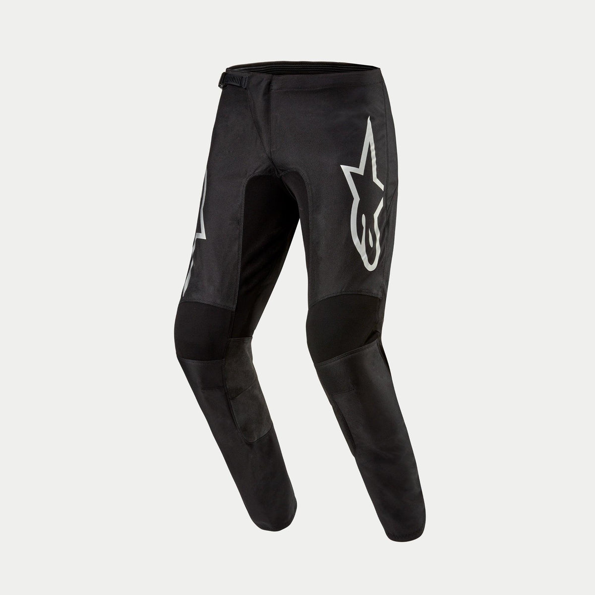 Alpinestars 2024 Fluid Graphite Pants, calças de motocross, pretas e prateadas, com um grande logótipo Astar prateado na coxa, painéis de joelho reforçados pretos e design ergonómico pré-curvado para corridas off-road