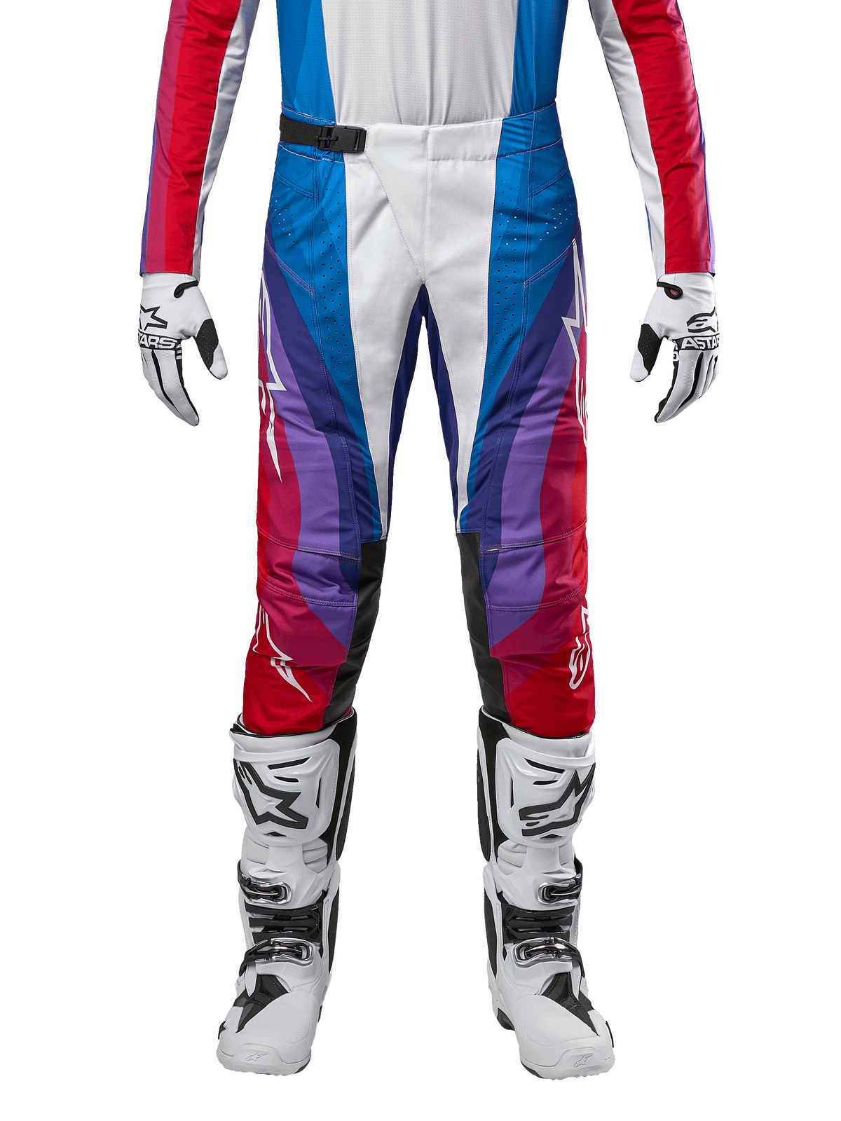 Alpinestars 2024 Techstar Pneuma Pants, calças de motocross, azul, vermelho e branco com design angular e pormenores em roxo, combinadas com botas brancas e pretas e luvas a condizer, corte atlético de competição para performance em todo-o-terreno
