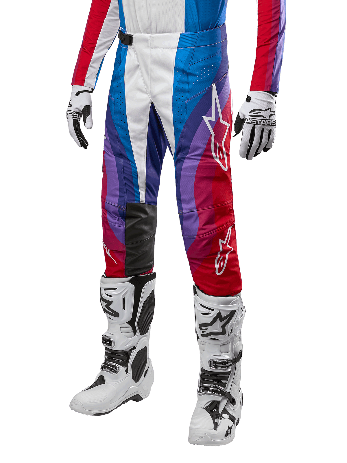 Alpinestars 2024 Techstar Pneuma Pants, calças de motocross, Blu Mars Red White, usadas com camisola a condizer, botas de corrida e luvas brancas, design gráfico vibrante com realces em vermelho, azul e roxo, perfuradas para respirabilidade