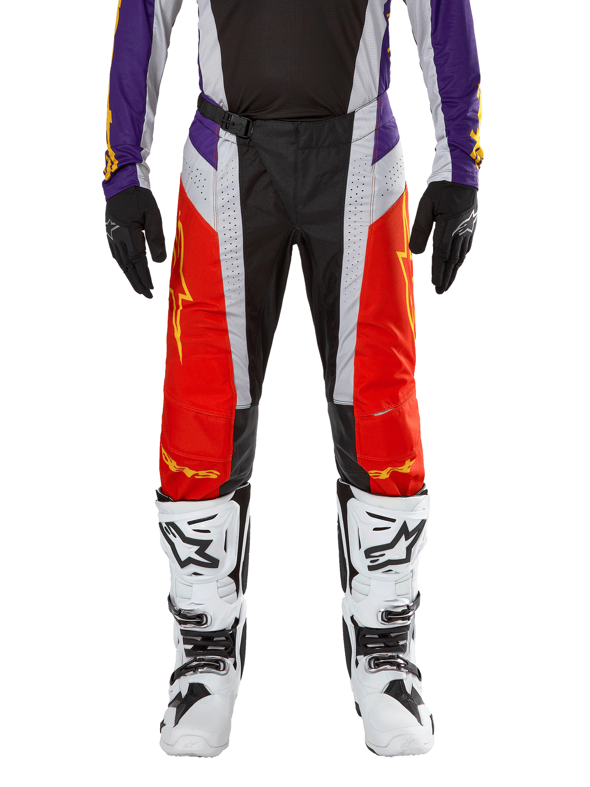 Alpinestars 2024 Techstar Ocuri Pants, calças de motocross, em laranja vibrante, roxo e preto, usadas com camisola a condizer, luvas pretas e botas brancas, com painéis frontais em laranja, detalhes roxos na cintura e secções cinzentas perfuradas, design técnico para corridas todo-o-terreno