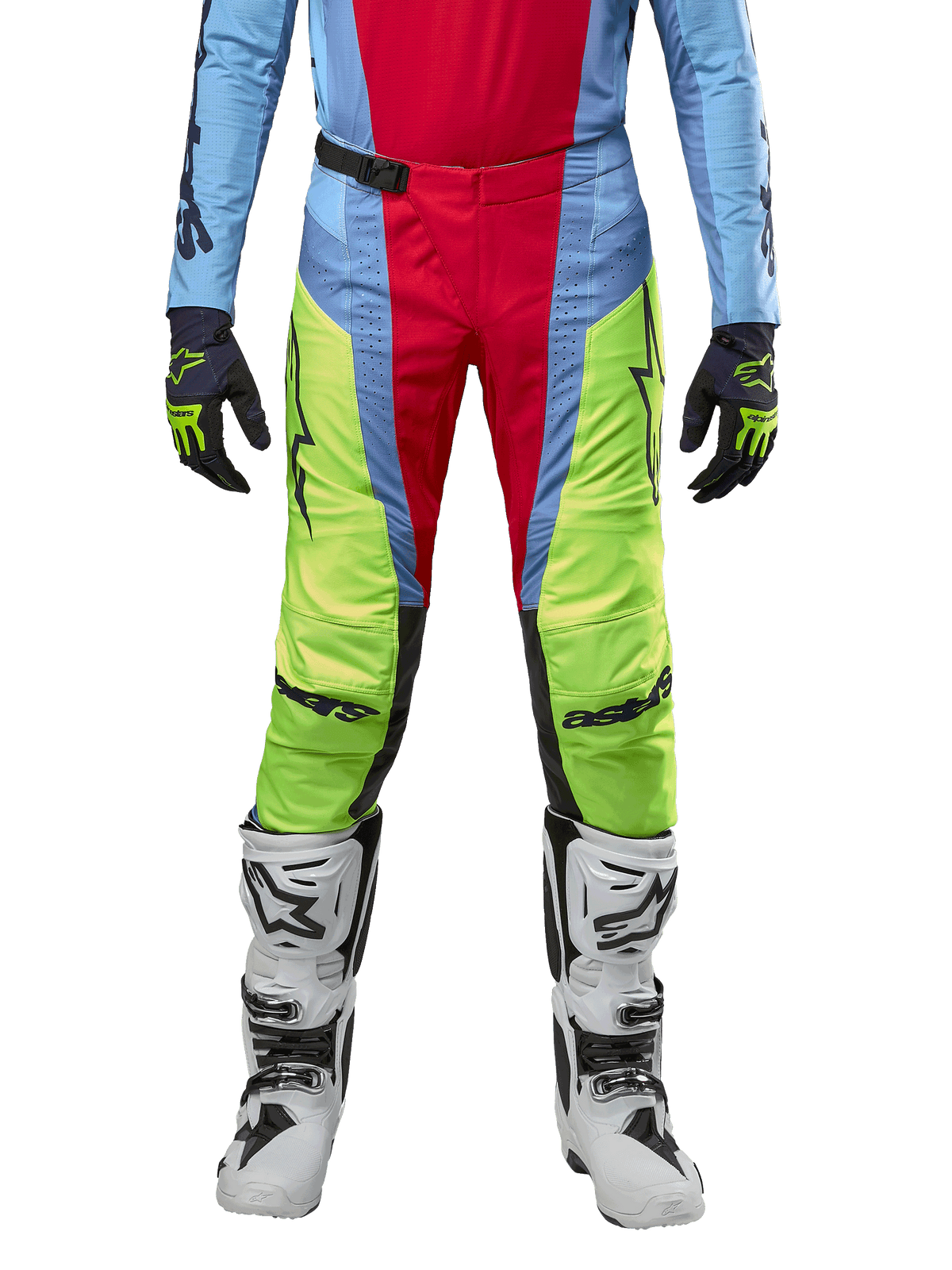 Alpinestars 2024 Techstar Ocuri Pants, calças de motocross, azul claro, amarelo flúor e vermelho, usadas com camisola a condizer e botas de motocross brancas, com painéis de blocos de cores vibrantes e logótipos pretos, design de corte de corrida durável