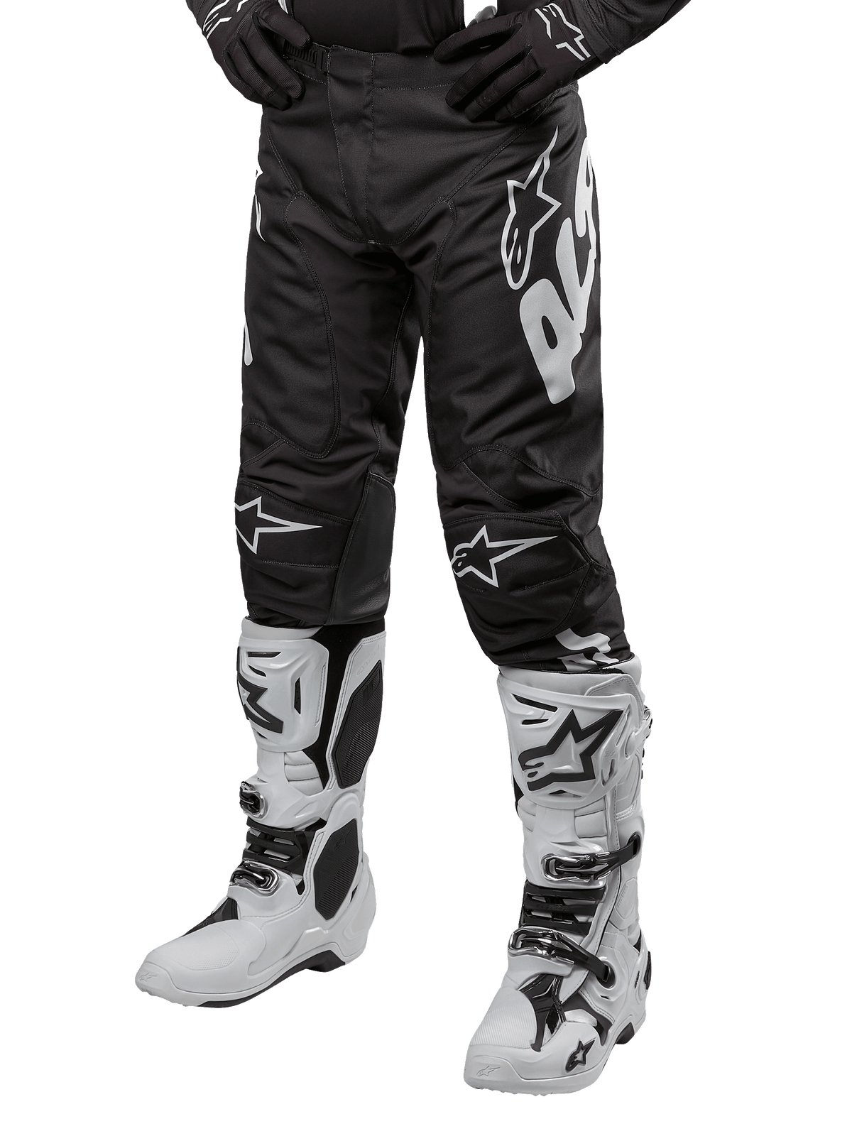 Alpinestars 2024 Racer Hana Pants, calças de motocross pretas com detalhes e logótipos brancos, joelheiras reforçadas, acompanhadas por botas de motocross brancas e luvas pretas, equipamento de alto desempenho para todo-o-terreno