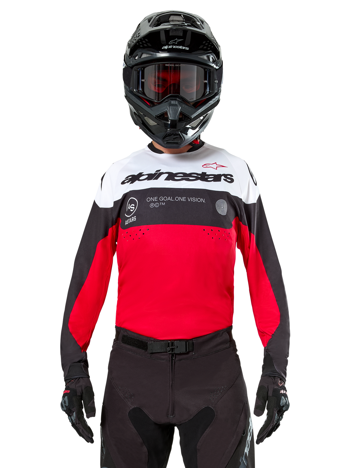 Alpinestars Pro-Dura Jersey, camisola de motocross, preta, vermelho brilhante e branca, usada com capacete e óculos de proteção pretos, design desportivo com logótipo Alpinestars em destaque e perfurações a laser, equipamento de performance para enduro e corridas todo-o-terreno