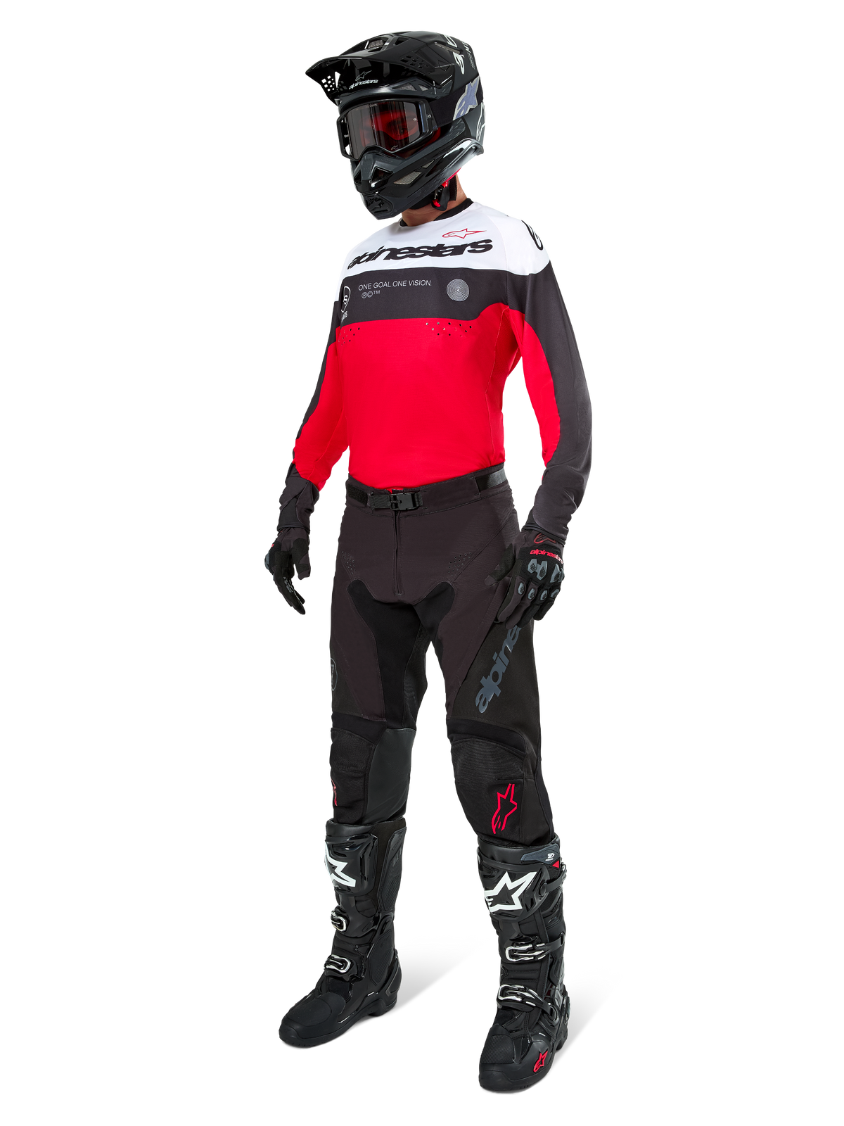 Camisola Alpinestars Pro-Dura, camisola de motocross e enduro, preto, vermelho vivo e branco, usada com calças pretas, capacete preto e botas pretas e brancas, com marca em destaque no peito e perfurações a laser, equipamento de alto desempenho para condução todo-o-terreno