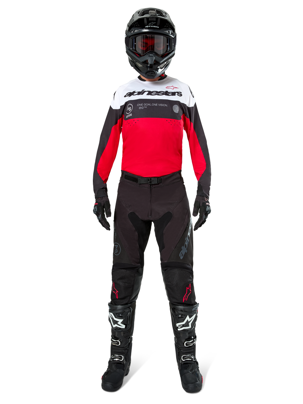 Piloto de motocross a usar a camisola Alpinestars Pro-Dura em preto, vermelho brilhante e branco, combinada com calças pretas, botas pretas e capacete preto, equipamento completo de competição todo-o-terreno.