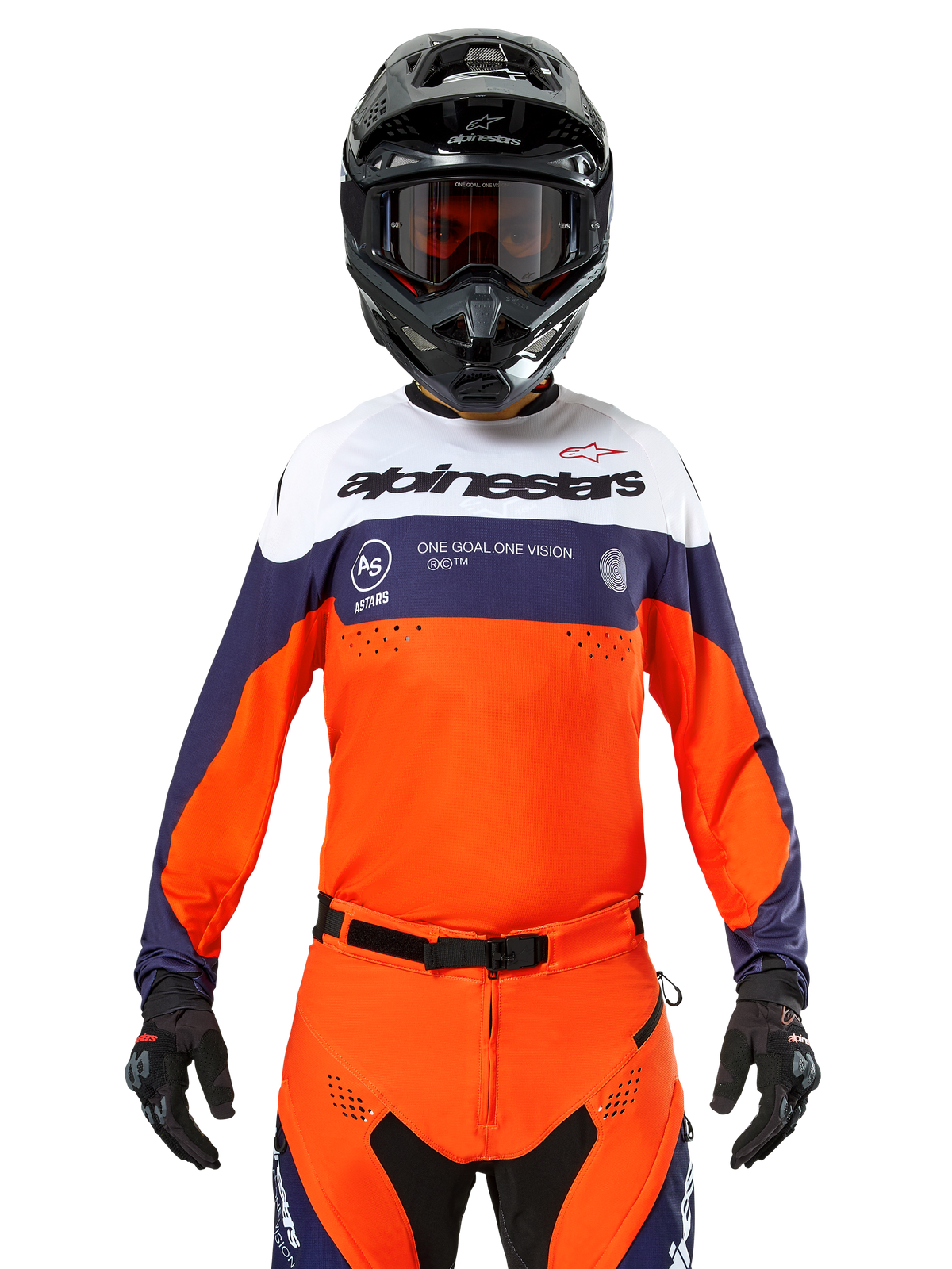 Camisola Alpinestars Pro-Dura, camisola de motocross, azul-marinho, laranja vibrante e branco, usada com capacete e luvas pretas, com zonas de ventilação perfuradas a laser, branding em destaque e grafismo "ONE GOAL. ONE VISION." no peito