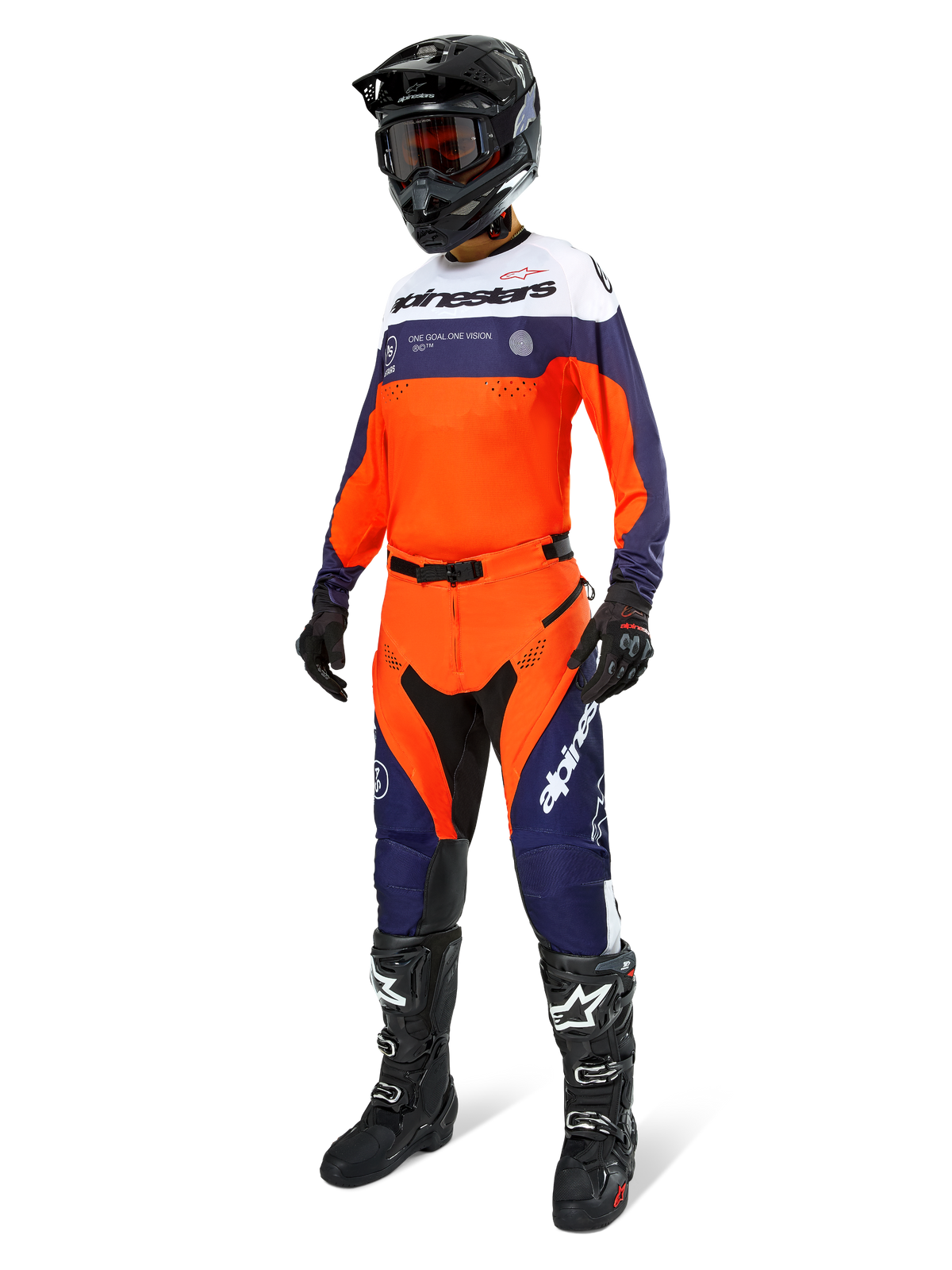 Piloto de motocross a usar a camisola Alpinestars Pro-Dura em azul-marinho, laranja vibrante e branco, calças de off-road coordenadas, capacete preto com óculos e botas pretas, conjunto completo de equipamento profissional para enduro e trilhos.