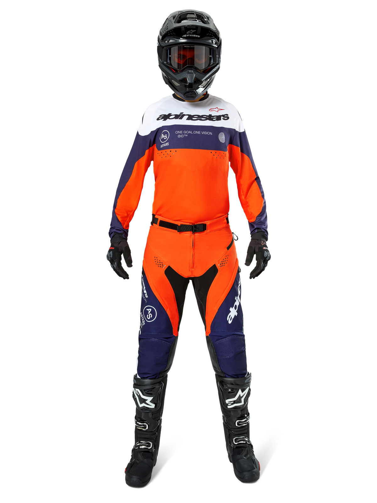 Piloto de motocross com equipamento completo Alpinestars Pro-Dura, camisola em azul-marinho, laranja vibrante e branco, calças a condizer em laranja e azul-marinho, botas de motocross pretas com logótipos brancos, capacete e luvas pretas, conjunto coordenado para corridas off-road