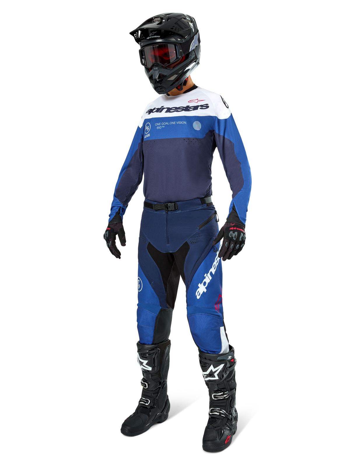 Piloto de motocross a usar equipamento de corrida completo, Camisola Pro-Dura em azul-marinho, azul brilhante e branco, calças a condizer em azul e azul-marinho, capacete preto com óculos vermelhos, botas pretas com pormenores brancos e luvas pretas, conjunto coordenado para condução de enduro e todo-o-terreno