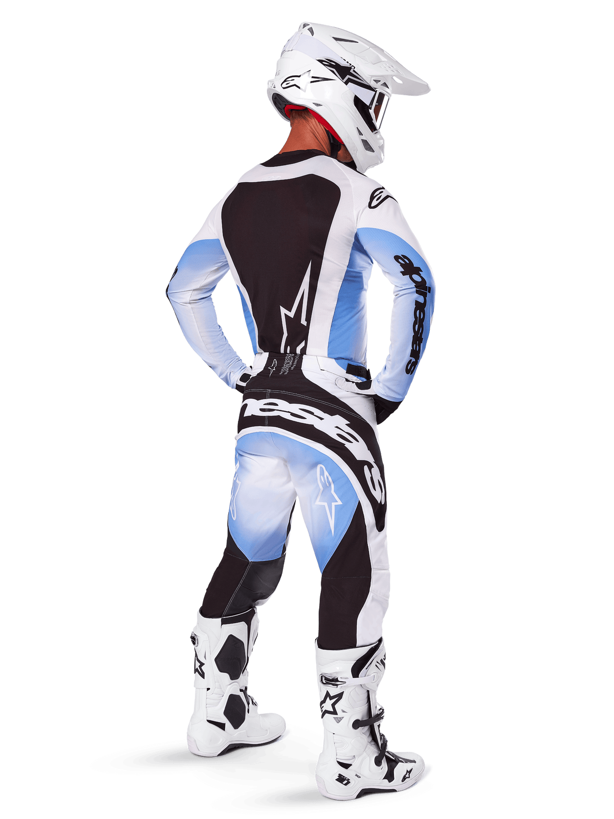 Piloto de motocross com equipamento completo de corrida, Conjunto Techstar Melt 2025, camisola branca e azul claro com painel traseiro preto, calças a condizer com degradê azul e detalhes pretos, capacete branco, botas brancas e pretas, conjunto coordenado para corridas todo-o-terreno