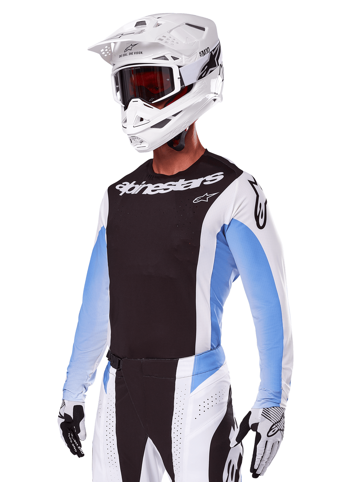 Piloto de motocross com o conjunto de equipamento Alpinestars 2025 Techstar Melt, branco com detalhes em preto e azul claro, camisola com peito preto e mangas brancas, calças brancas e pretas a condizer, capacete SM10 branco com óculos e luvas pretas e brancas, equipamento profissional completo de competição todo-o-terreno