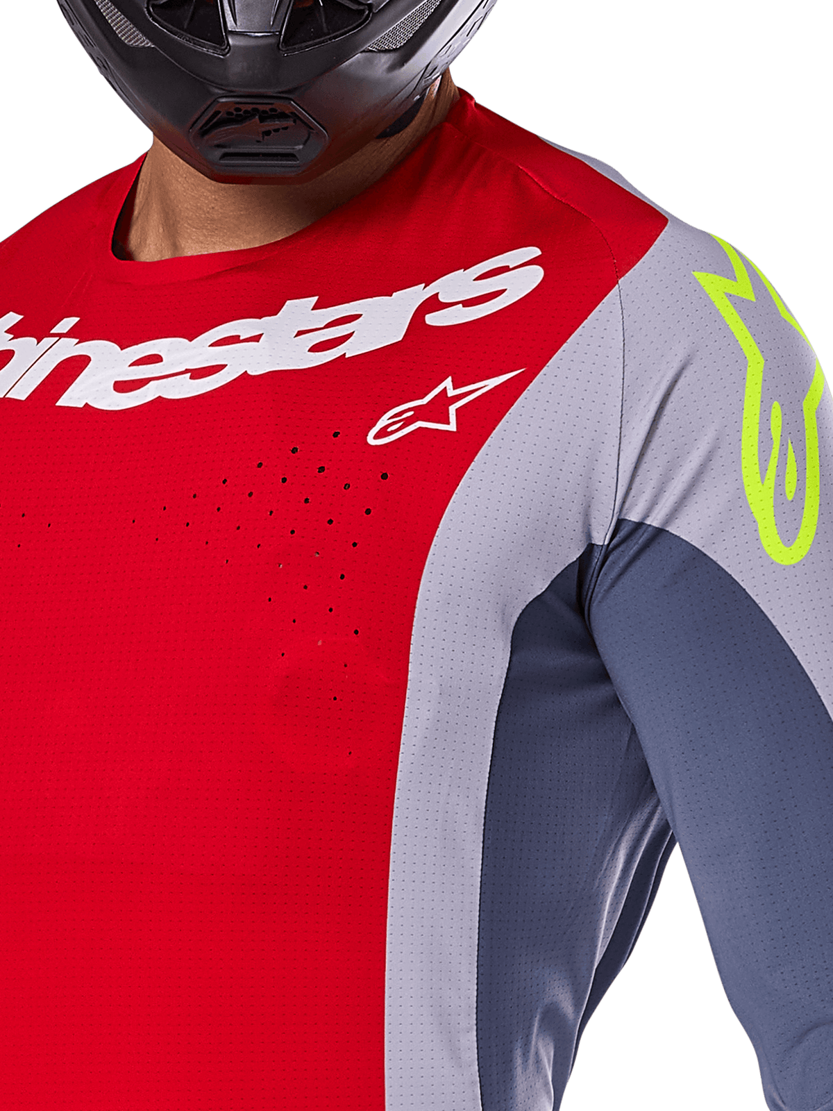 Camisola Alpinestars Techstar Melt 2025, camisola de motocross, vermelho vivo e cinzento com painéis azul escuro, com marca Alpinestars a branco e um logótipo amarelo néon no ombro, grande plano a mostrar as perfurações de ventilação cortadas a laser e um capacete preto.