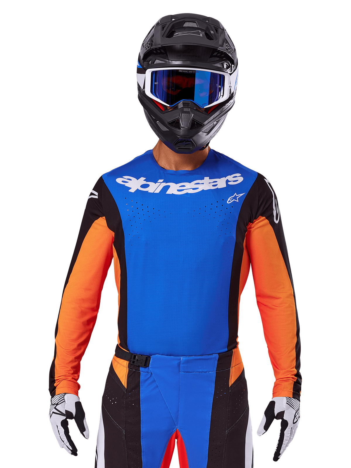 Alpinestars 2025 Techstar Melt Jersey, camisola de motocross azul e laranja com painéis laterais pretos, usada com capacete preto e óculos azuis, com perfurações a laser respiráveis no peito e corte atlético de corrida para performance em todo-o-terreno
