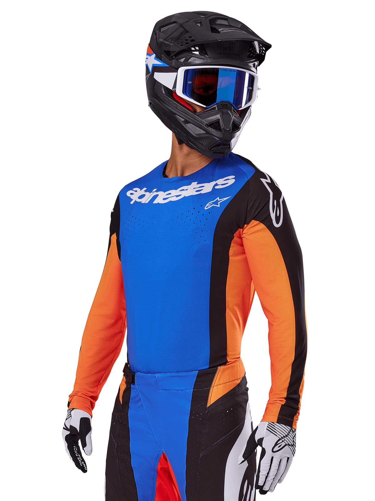Alpinestars 2025 Techstar Melt Gear Set, piloto de motocross com camisola azul de mangas laranja e painéis laterais pretos, calças azuis e pretas, capacete preto com óculos azuis, luvas brancas e pretas, equipamento de motocross com corte atlético de competição