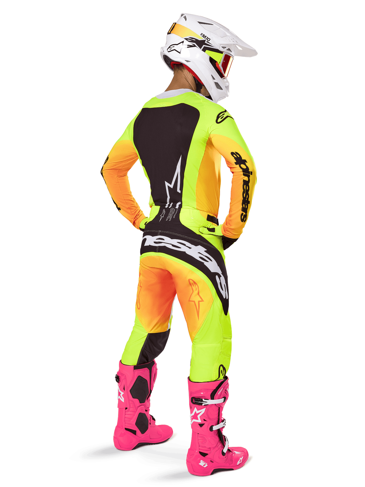 Piloto de motocross visto de costas a usar a camisola Alpinestars 2025 Techstar Melt, com gradiente vibrante de amarelo e laranja e secções pretas, calças de motocross a condizer, botas cor-de-rosa vibrante e capacete branco, corte atlético para competição todo-o-terreno