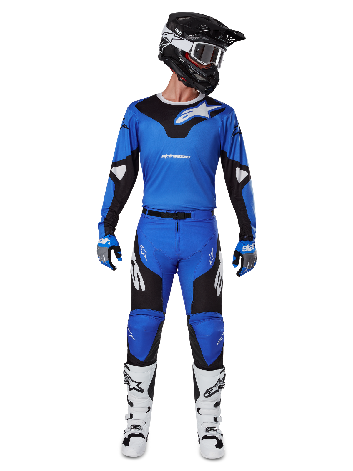 Piloto de motocross a usar o conjunto de equipamento Alpinestars 2025 Racer Veil, camisola azul e preta com calças a condizer, capacete preto com óculos brancos, botas brancas e pretas, conjunto de corrida coordenado para motocross todo-o-terreno.