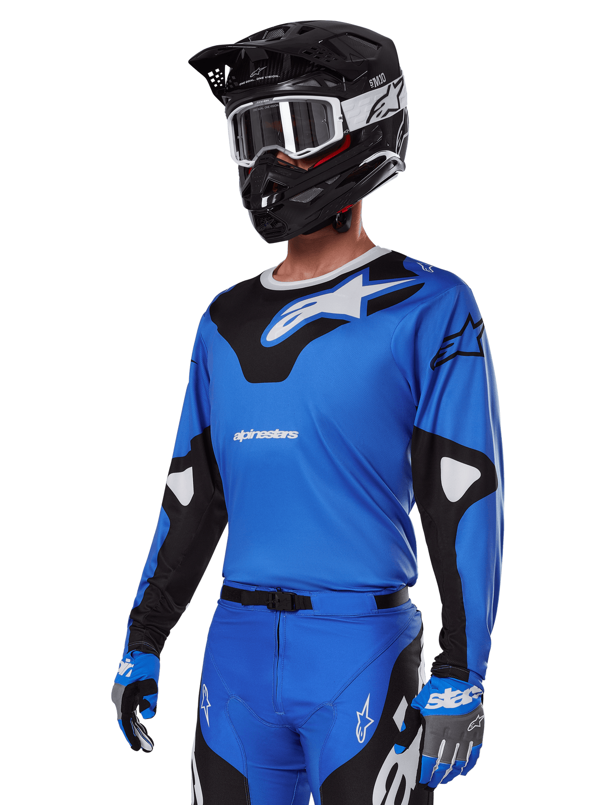 Alpinestars 2025 Racer Veil Gear Set, camisola de motocross azul com grafismos pretos e brancos, usada com calças a condizer, capacete preto, óculos brancos e luvas azuis, vestuário técnico para corridas todo-o-terreno