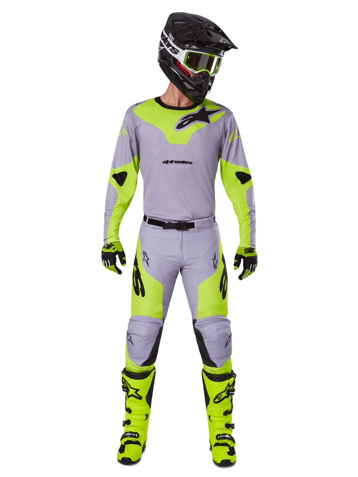 Piloto de motocross a usar o Conjunto de Equipamento Alpinestars Racer Veil 2025 em cinzento e amarelo néon, com camisola leve e calças a condizer, combinado com capacete preto, óculos fluo, luvas e botas amarelas de alta visibilidade, conjunto profissional completo de todo-o-terreno