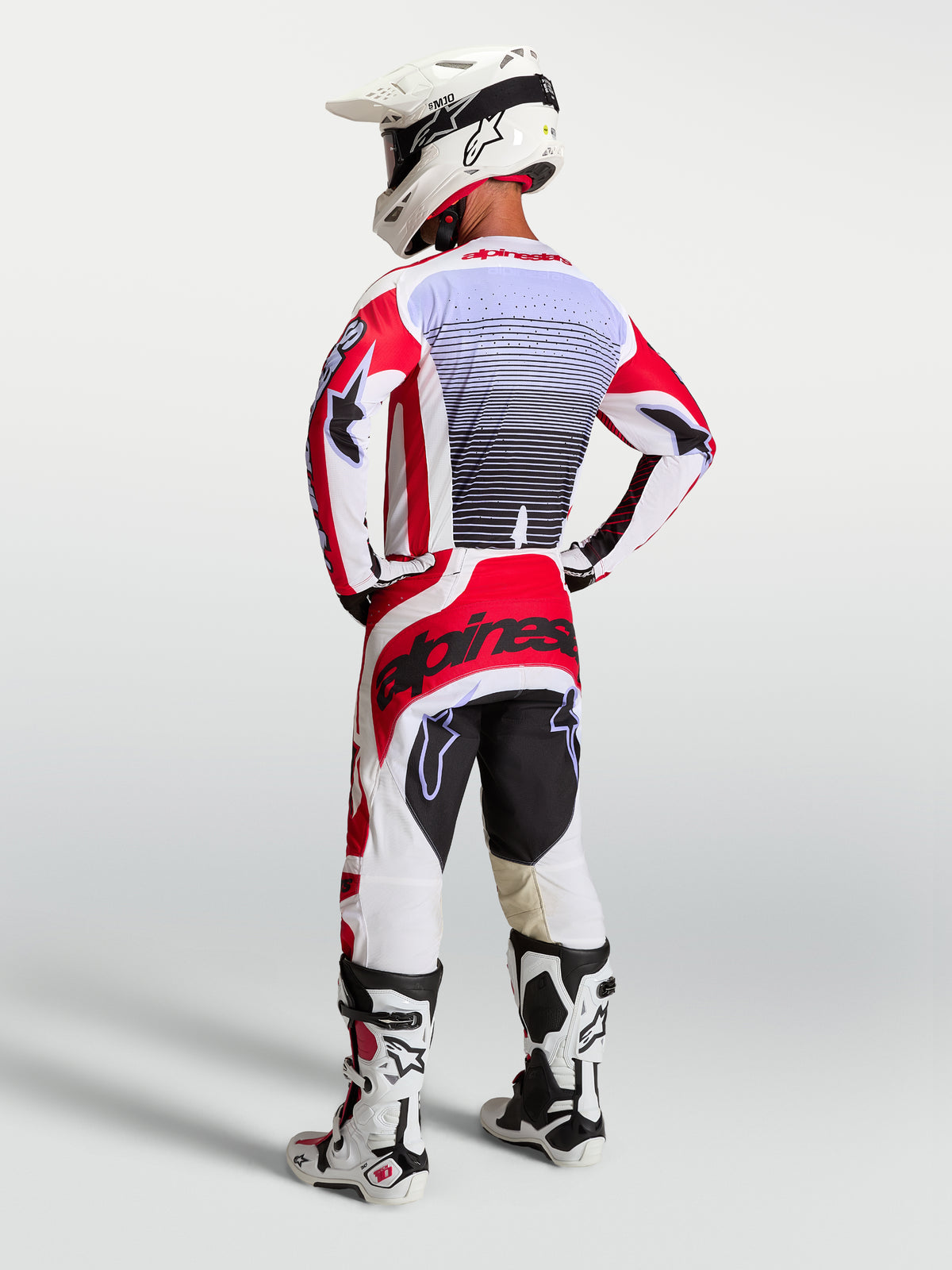 Alpinestars Techstar Maven, camisola de motocross para homem, vermelha e branca, vista traseira com ajuste atlético e lavanda.