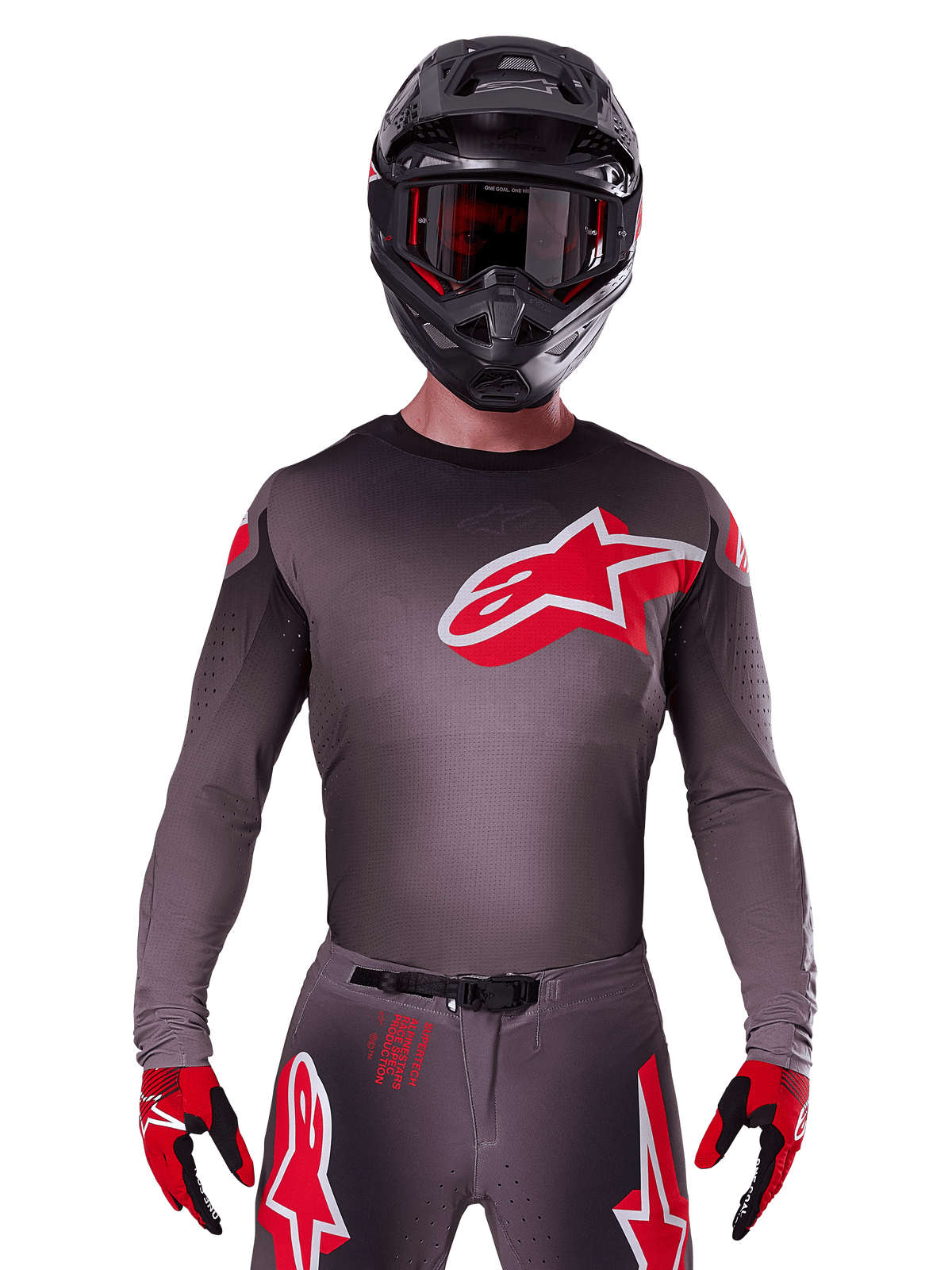 Alpinestars 2025 Supertech Lipan Jersey, camisola de motocross, cinzenta e vermelha, com um grande logótipo vermelho e branco no peito, usada com um capacete preto e luvas vermelhas e pretas, corte atlético de competição com perfurações cortadas a laser