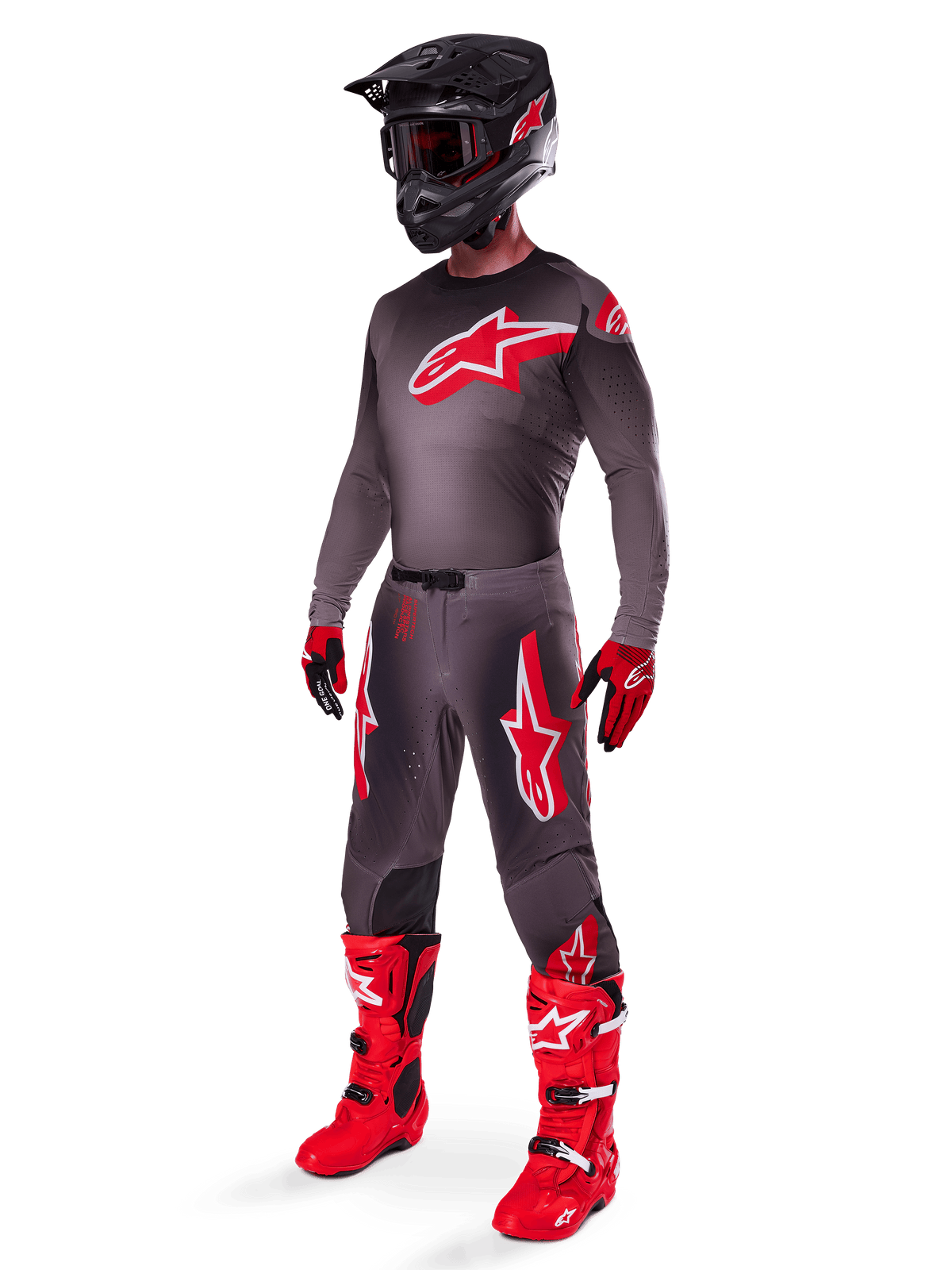 Piloto de motocross com equipamento completo de competição, camisola Supertech Lipan 2025 em Smoke Bright Red, calças cinzentas a condizer com grafismos vermelhos, capacete preto com detalhes vermelhos, botas vermelho vivo e luvas pretas e vermelhas, conjunto profissional para corridas off-road