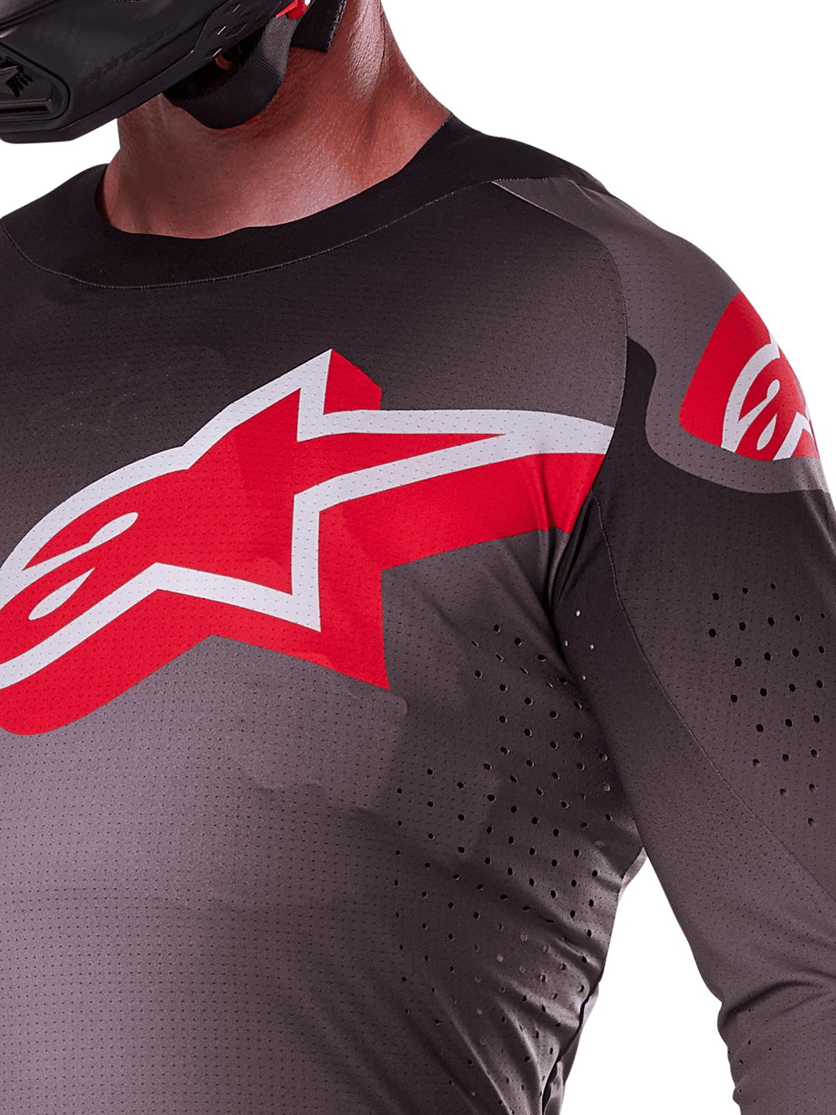 Alpinestars 2025 Supertech Lipan Jersey, camisola de motocross, Smoke Bright Red, vista detalhada do peito e ombro com logótipo Alpinestars vermelho e branco, perfurações cortadas a laser para ventilação, material de malha elástica leve, ajuste atlético de competição
