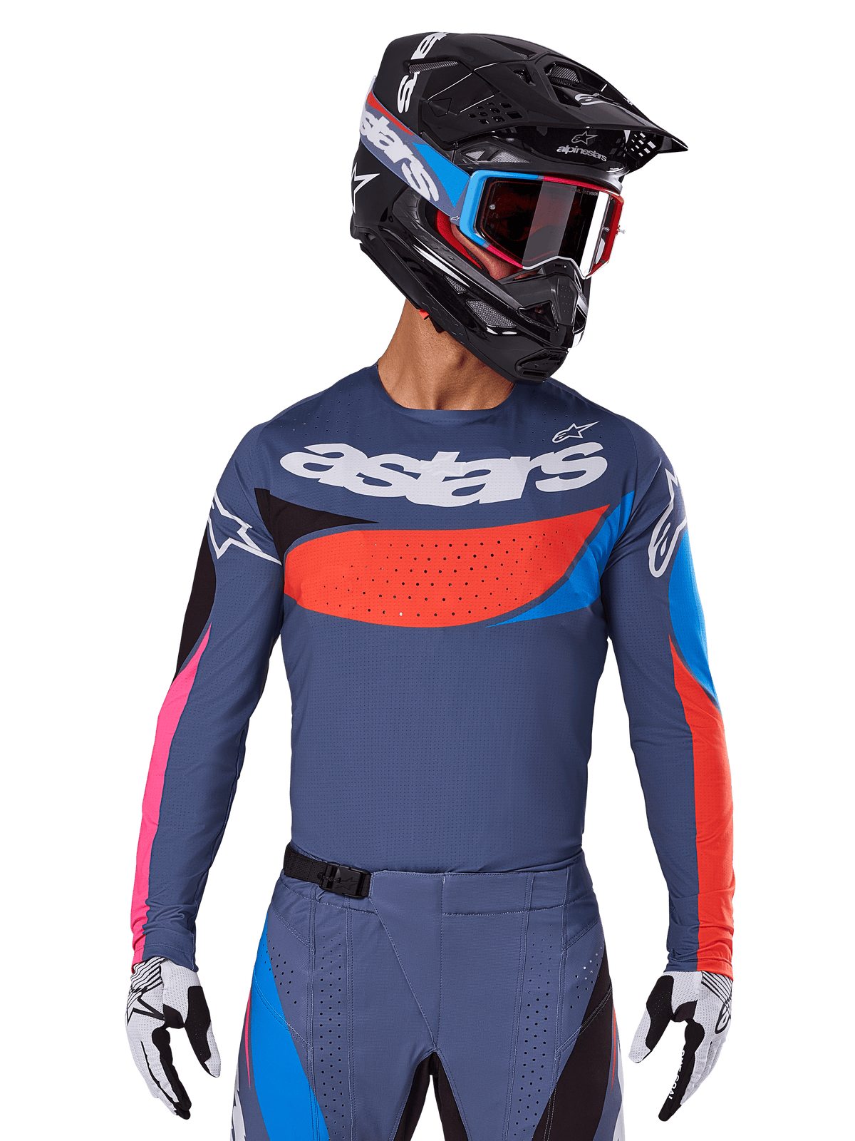 Alpinestars 2025 Techstar Dreem Jersey, camisola de motocross, cinzenta com detalhes em azul, vermelho e rosa, com perfurações cortadas a laser e logótipo de grandes dimensões no peito, usada com calças a condizer e capacete de corrida preto