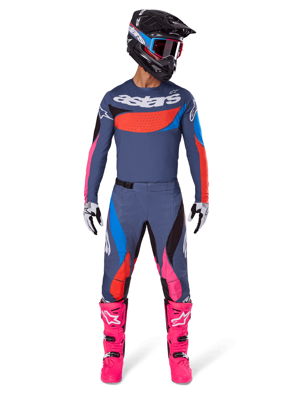 Conjunto de Equipamento Alpinestars 2025 Techstar Dreem, piloto de motocross com equipamento de corrida completo, camisola e calças azul-acinzentadas com detalhes vibrantes em rosa, laranja e azul ciano, logótipo 'astars' grande no peito, botas rosa brilhantes, capacete preto com óculos de proteção, conjunto coordenado para motocross profissional