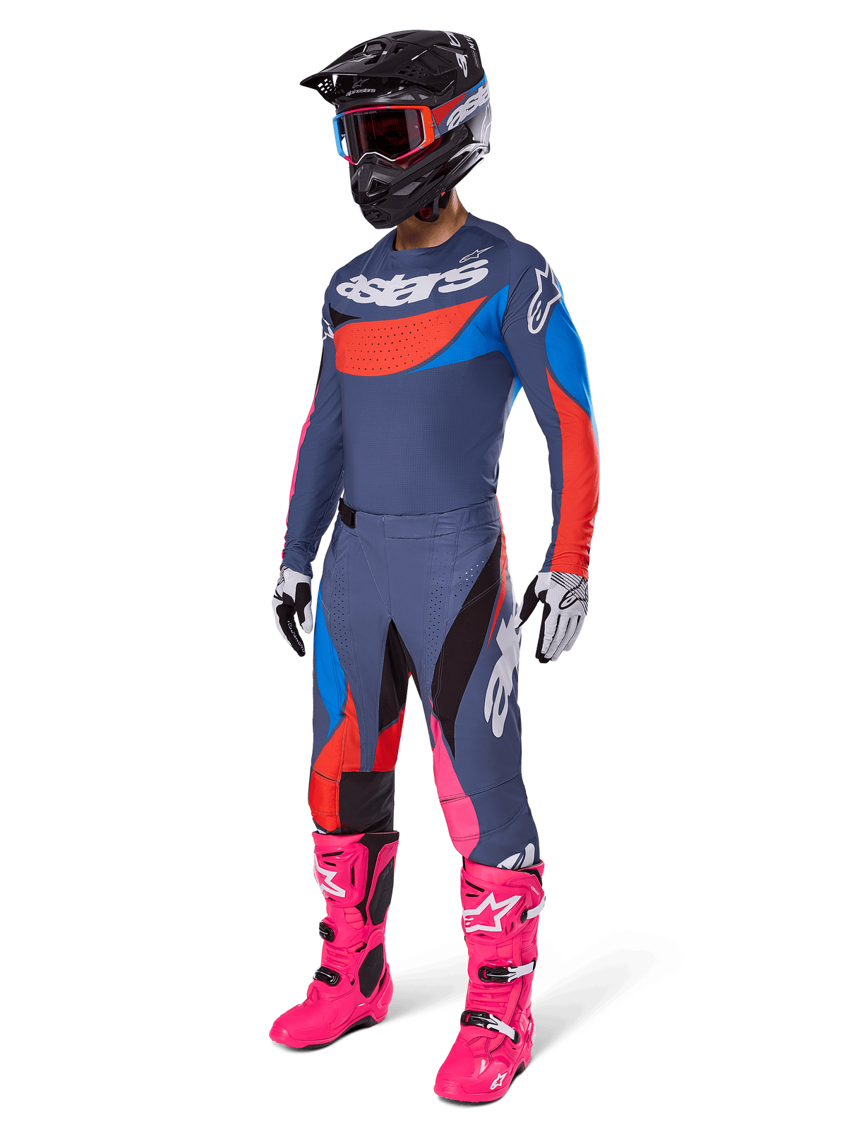 Conjunto de equipamento de motocross Alpinestars 2025 Techstar Dreem, fato completo de corrida todo-o-terreno com camisola cinzenta e azul com pormenores vermelhos, calças a condizer com realces cor-de-rosa, capacete preto, botas cor-de-rosa vibrante e luvas brancas e pretas