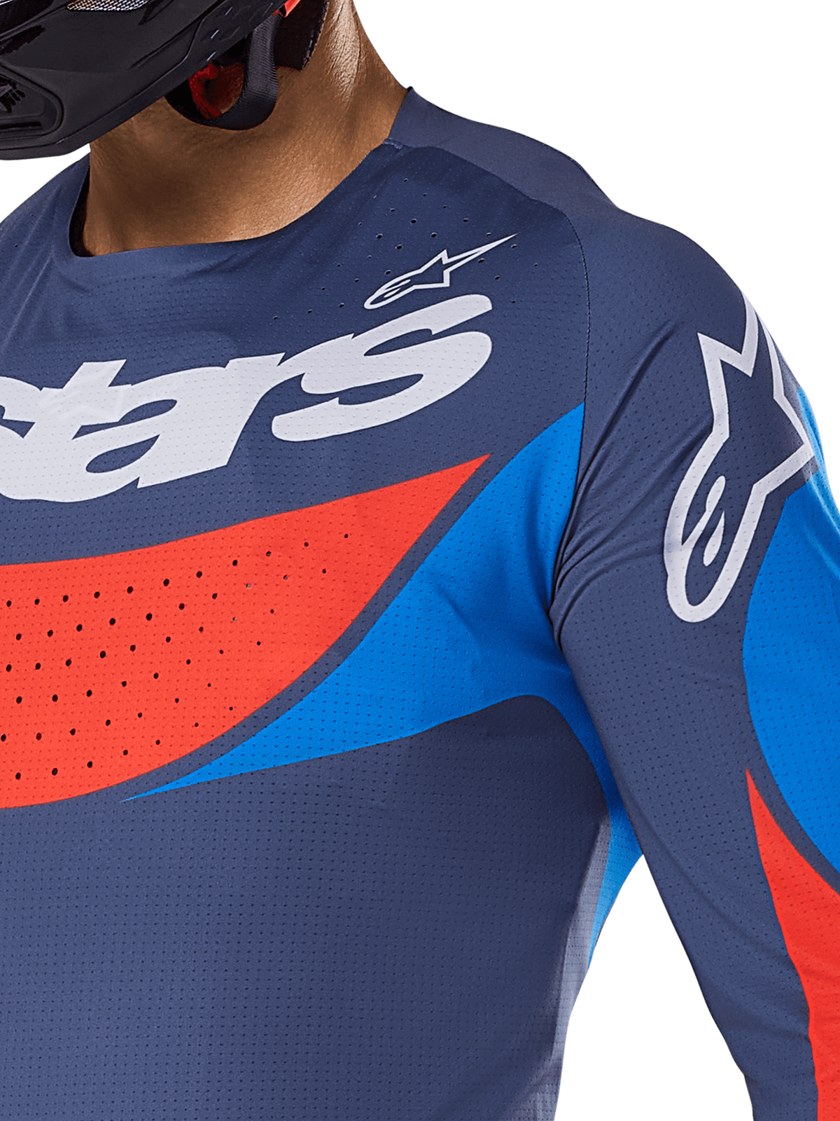 Pormenor da Camisola Alpinestars 2025 Techstar Dreem, azul-marinho com detalhes em azul vibrante e laranja, marca Alpinestars branca no peito e no ombro, com perfurações cortadas a laser para ventilação