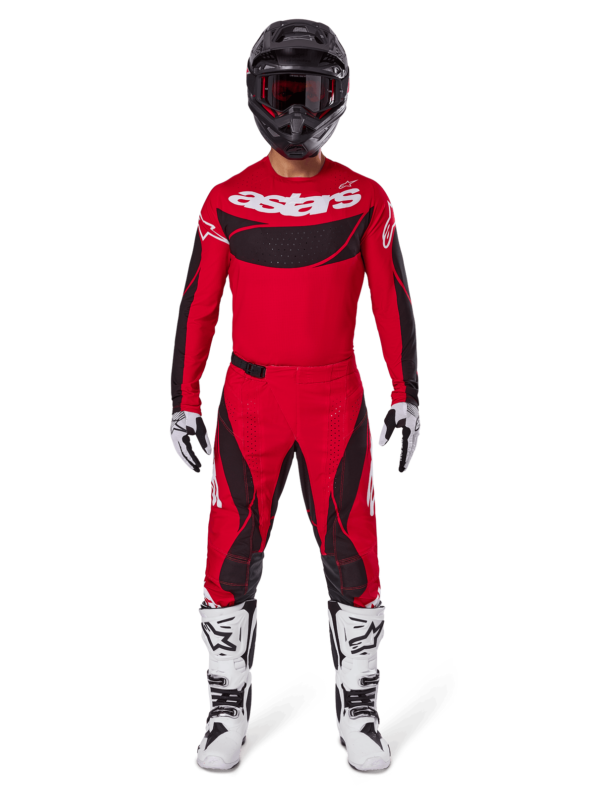 Piloto de motocross a usar o Conjunto de Equipamento Alpinestars Techstar Dreem 2025, camisola em vermelho vivo com painéis pretos e marca 'astars' em branco, calças a condizer em vermelho e preto, capacete preto, botas e luvas em branco e preto, equipamento completo para competição de todo-o-terreno