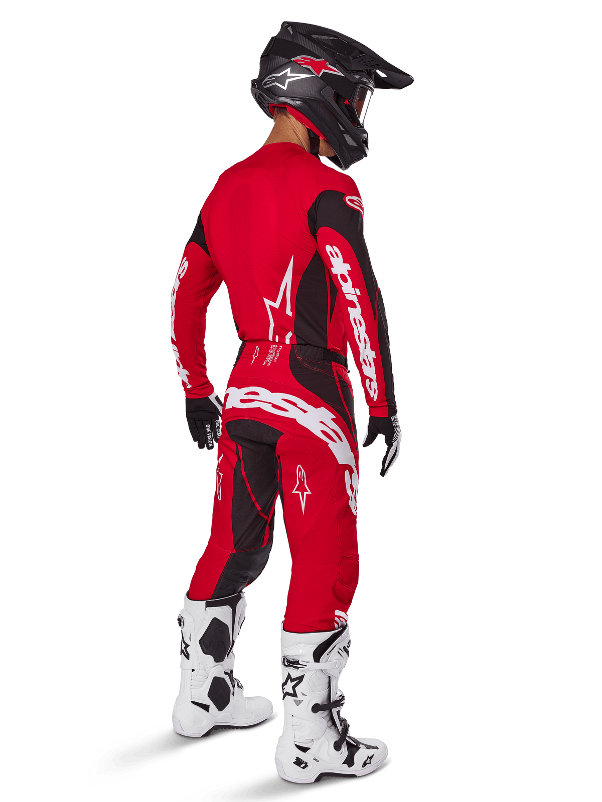 Piloto de motocross a usar o conjunto de equipamento Alpinestars Techstar Dreem 2025 em Vermelho Vivo e Preto, com logótipos brancos na camisola e nas calças, combinado com um capacete preto, botas brancas e pretas, e luvas pretas e brancas, vista traseira de três quartos.
