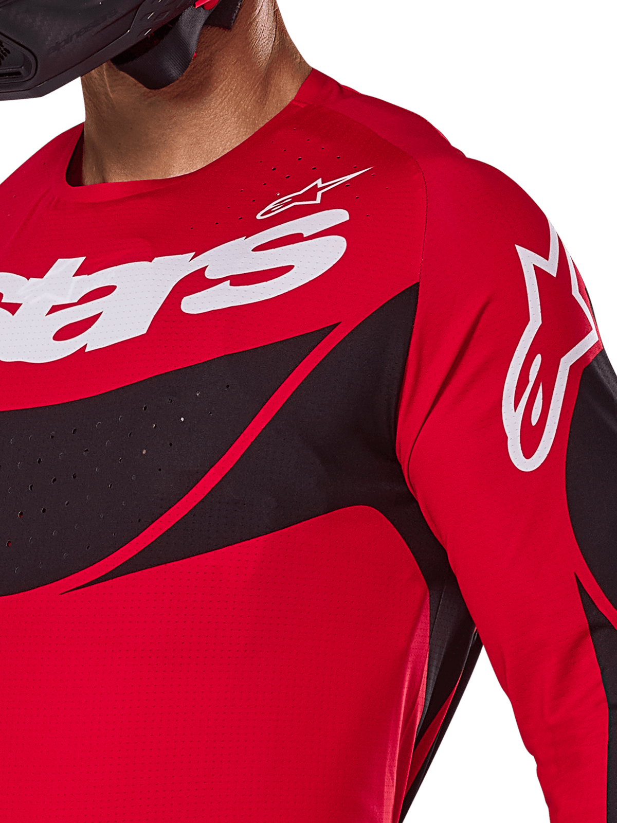 Alpinestars 2025 Techstar Dreem Jersey, camisola de motocross, vermelha e preta, vista de pormenor do peito e ombro com logótipos brancos, painéis diagonais pretos com perfurações a laser para ventilação, corte atlético de corrida para performance em todo-o-terreno